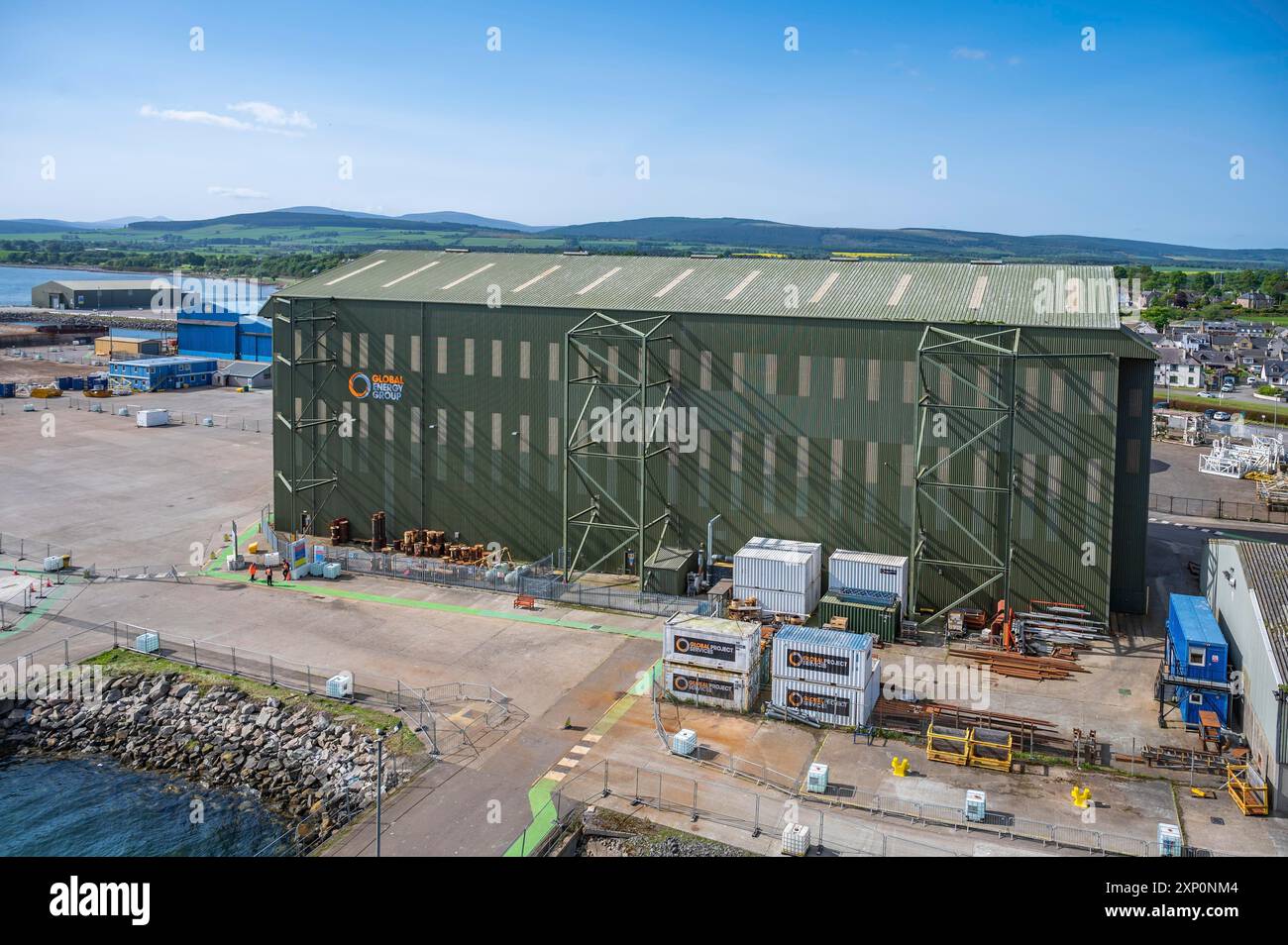 Grande salle industrielle du Global Energy Group au Port d'Invergordon, Écosse, prise de vue drone Banque D'Images