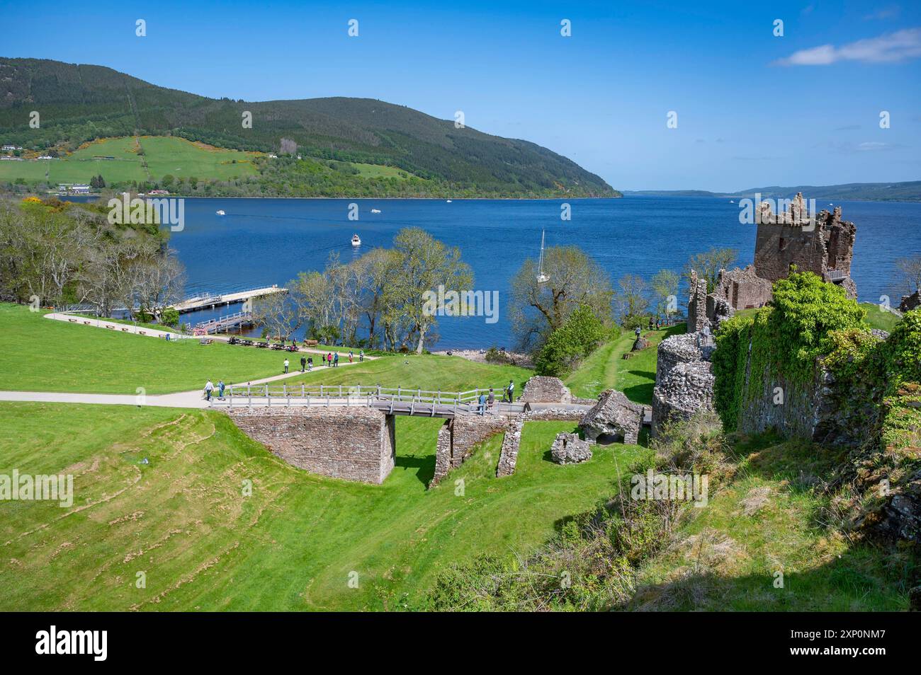 Urquhart Castle drone tourné avec un touriste se promenant autour, lac Loch Ness en arrière-plan, Écosse, Royaume-Uni Banque D'Images