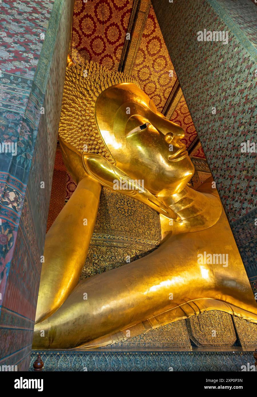 Gros plan de la statue du Bouddha couché, complexe Wat Pho, Bangkok, Thaïlande Banque D'Images
