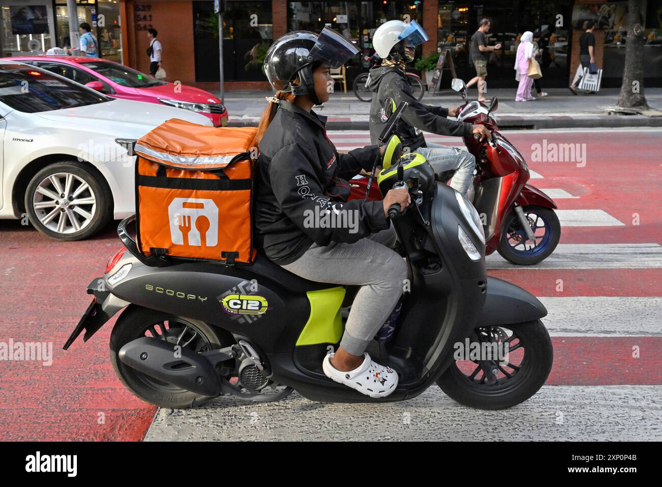 Femme cycliste scooter Banque D'Images