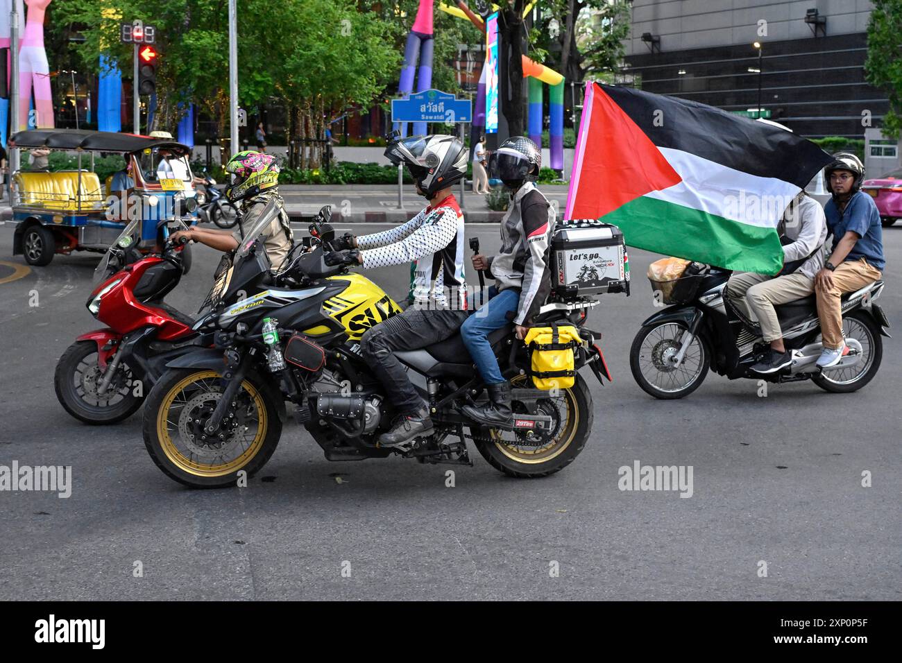 Motocycliste avec drapeau palestinien Banque D'Images