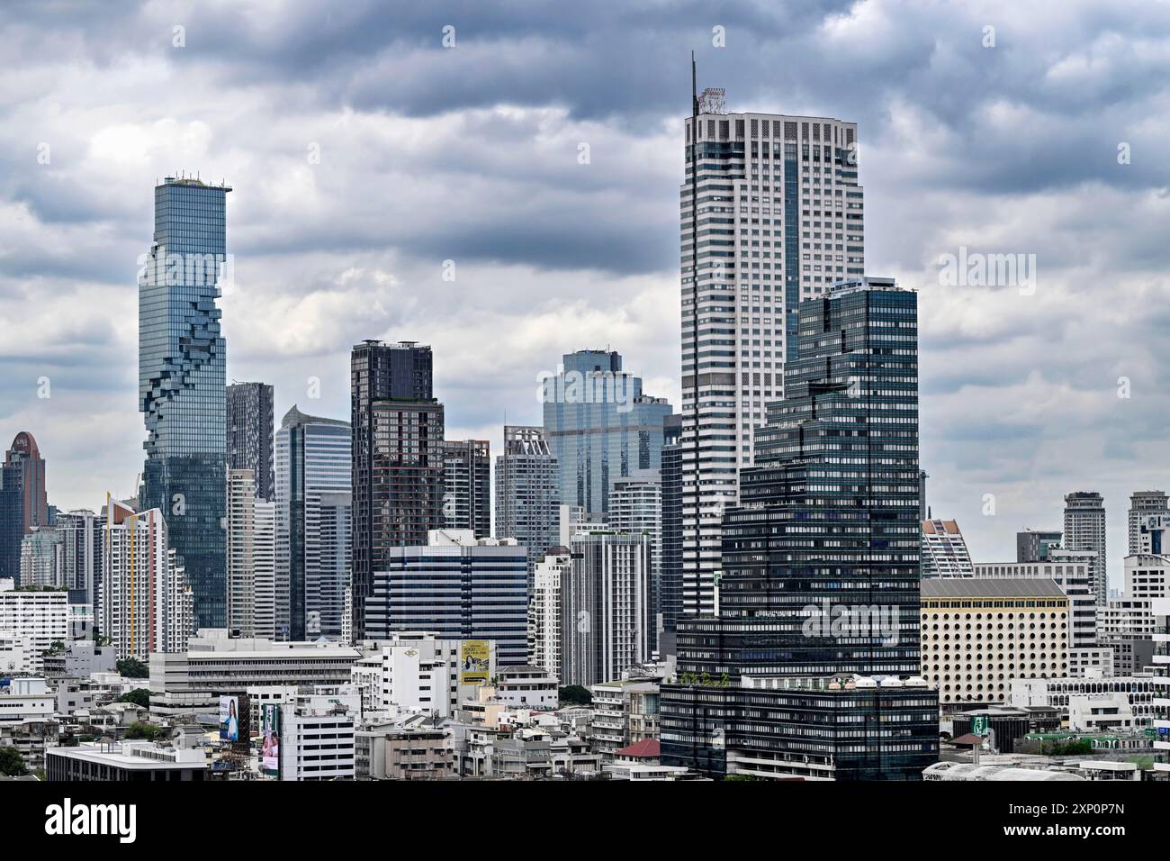 Gratte-ciel et maisons, Bangkok, Thaïlande Banque D'Images