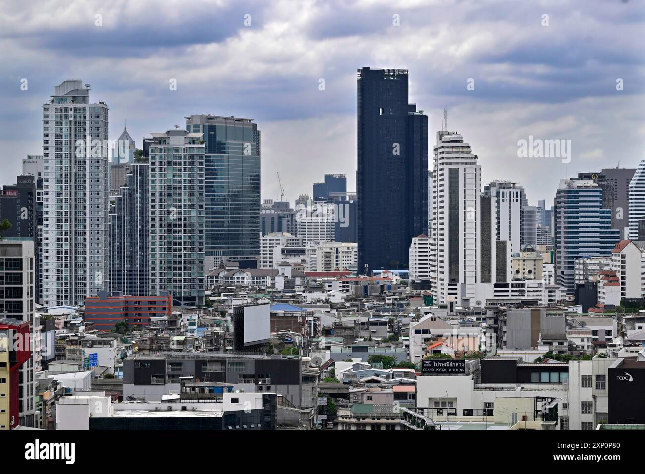 Gratte-ciel et maisons de quartier résidentiel Banque D'Images