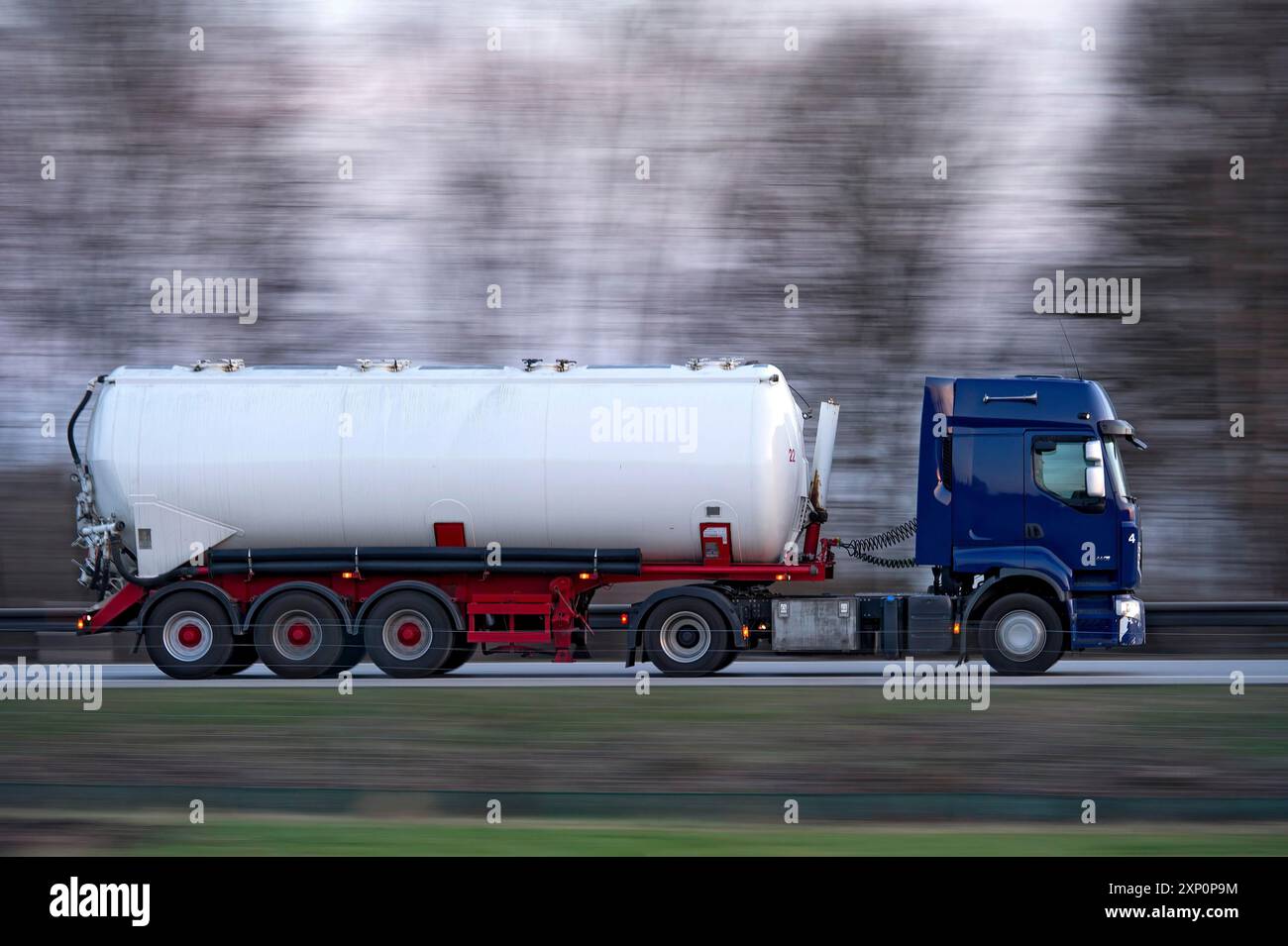 Camion, camion, camion articulé avec remorque-citerne conduisant rapidement sur l'autoroute A92, flou de mouvement, effet d'essuyage, Freising, haute-Bavière, Bavière Banque D'Images