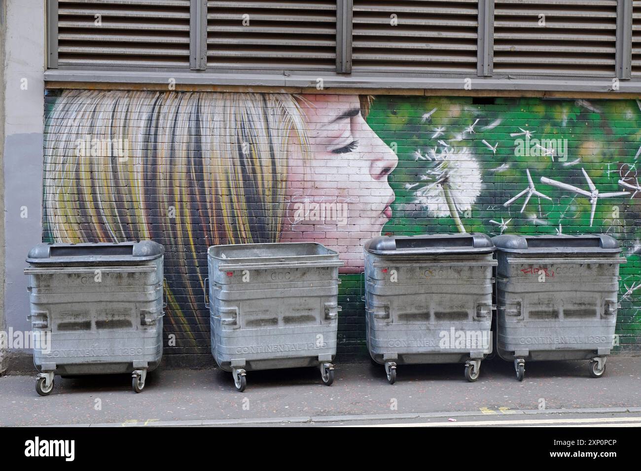 Une murale montre une fille soufflant un pissenlit devant des poubelles, mural Trail, Glasgow, Écosse, Grande-Bretagne Banque D'Images