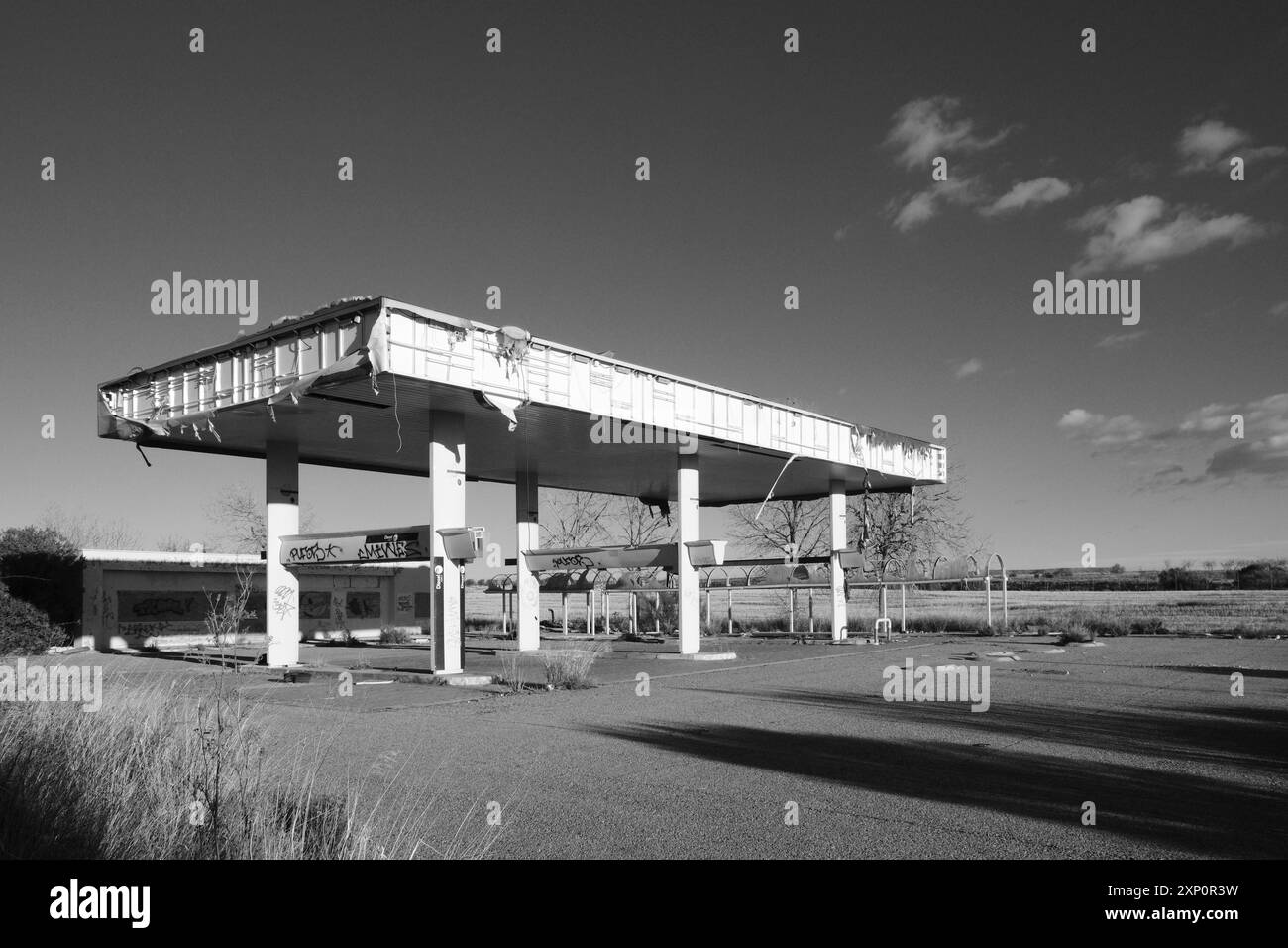 Station-service abandonnée, noir et blanc, près de Teruel, Aragon, Espagne Banque D'Images