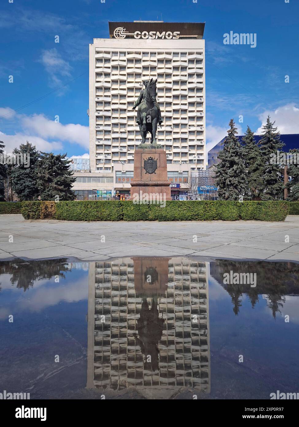 CHISINAU, MOLDAVIE, 20 mars 2024 Monument à Grigori Kotovsky un commandant bolchevique de l'Armée rouge à cheval devant l'ancien hôtel soviétique Cosmos Banque D'Images