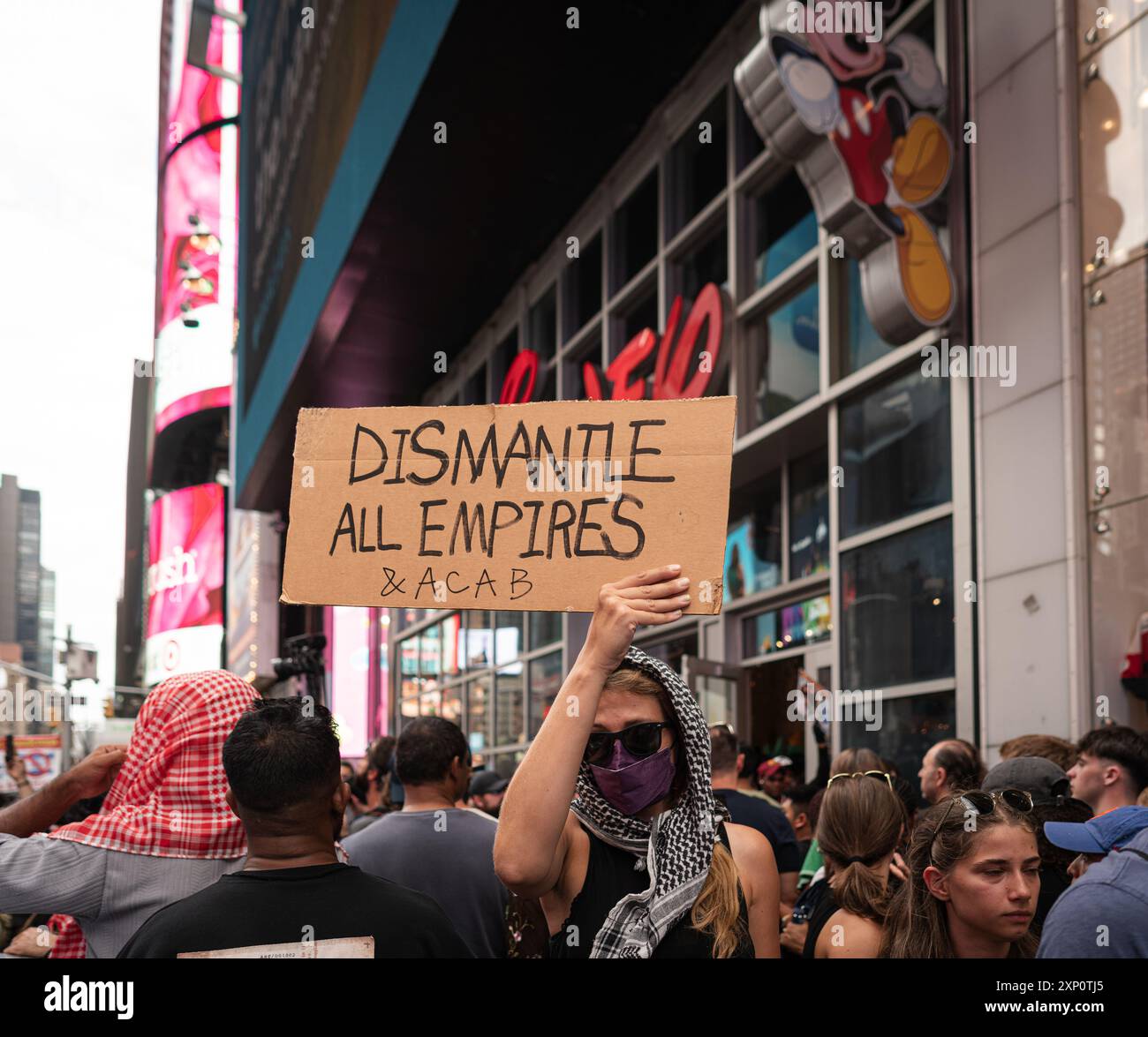 New York Ciy, États-Unis. 31 juillet 2024. Les partisans pro-palestiniens contre-protestent alors que les partisans pro-israéliens assistent à un rassemblement à Times Square, New York City, NY le 31 juillet 2024 organisé par le World Values Network en soutien aux Forces de défense israéliennes. (Photo de Steve Sanchez/Sipa USA). Crédit : Sipa US/Alamy Live News Banque D'Images