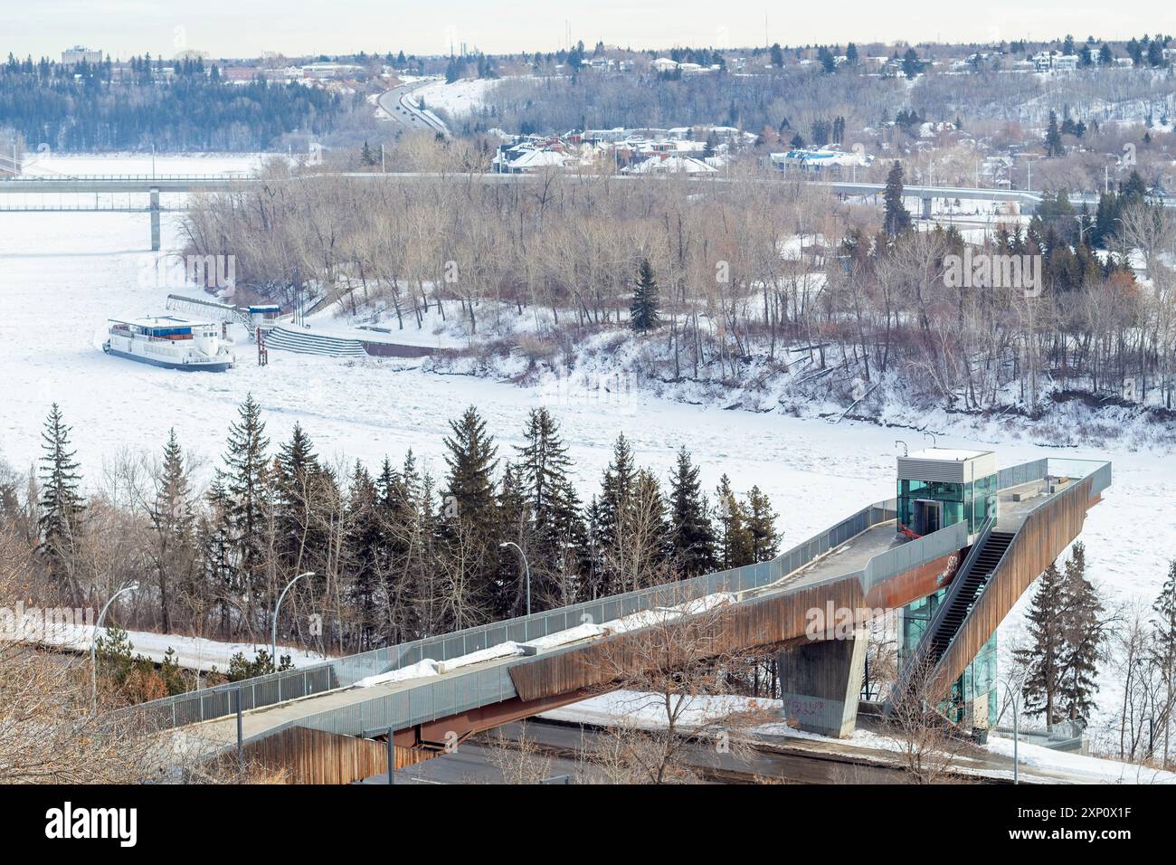 Le belvédère Frederick G Todd surplombant une rivière Saskatchewan Nord gelée à Edmont, Alberta, Canada Banque D'Images