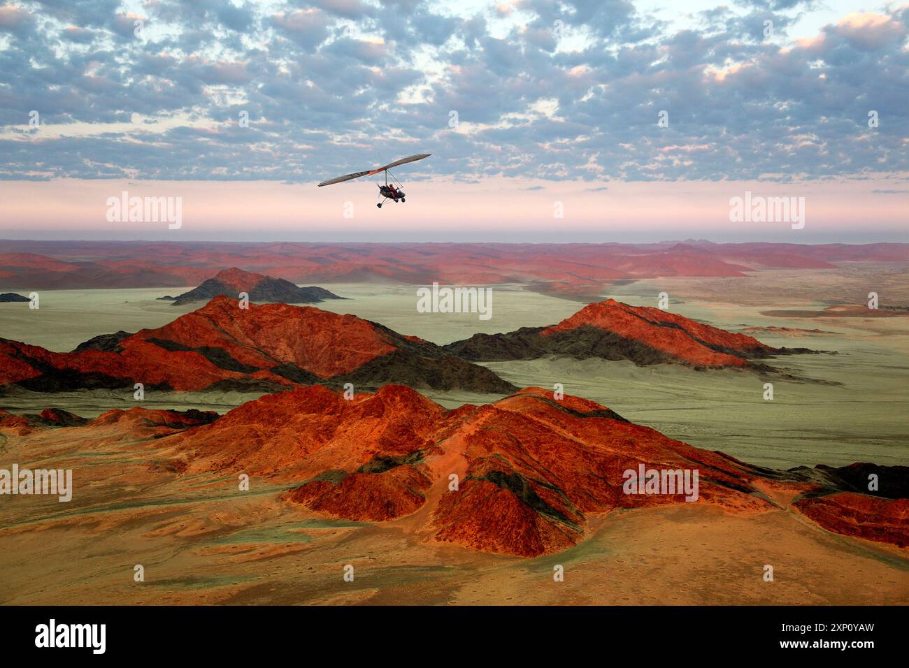 Micro-lumière survolant le désert Namib-Naukluft en Namibie au lever du soleil. Banque D'Images