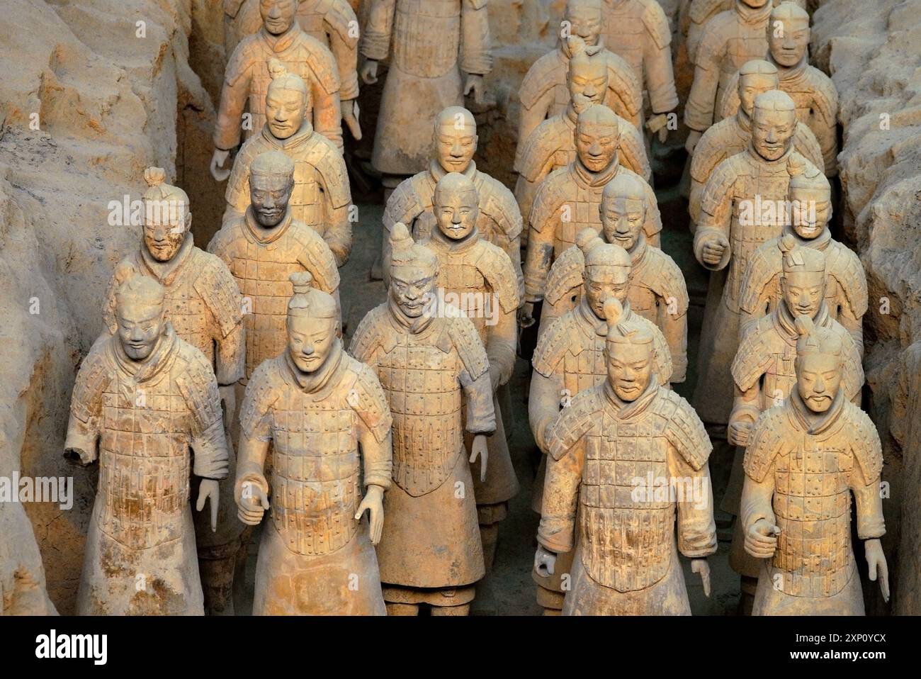 L'armée de terre cuite est située à Xi'an, province du Shaanxi, Chine. Les sculptures en terre cuite représentent les armées de Qin Shi Huang, le premier empereur de Chine. Cette forme d’art funéraire a été créée pour garder le tombeau du premier empereur, qui est mort en 210â€“209 av. J.-C., afin de le protéger dans l’au-delà. Banque D'Images