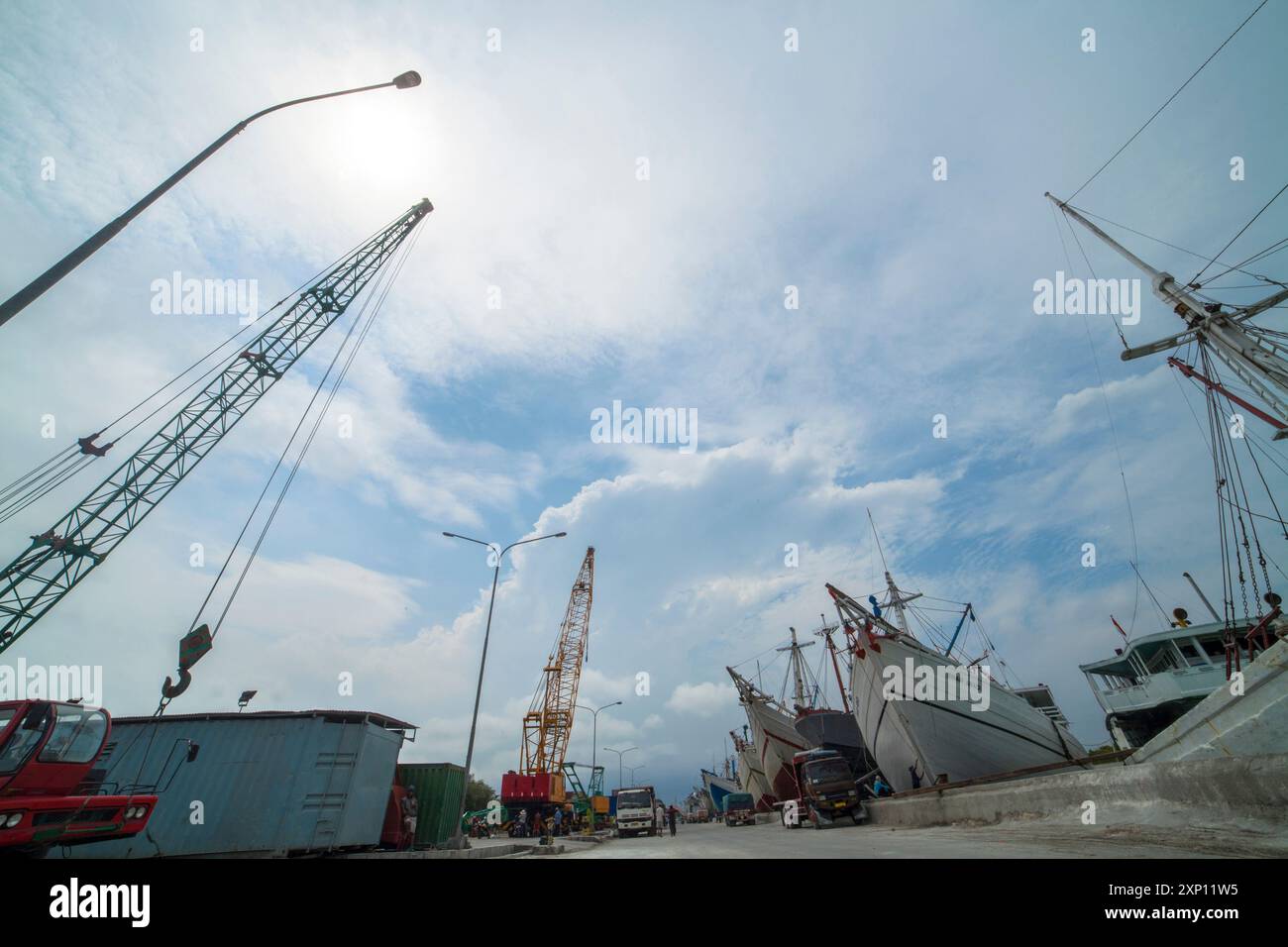 Pinsi des navires dans le vieux port de Sunda Kelapa, au nord de Jakarta, Indonésie Banque D'Images