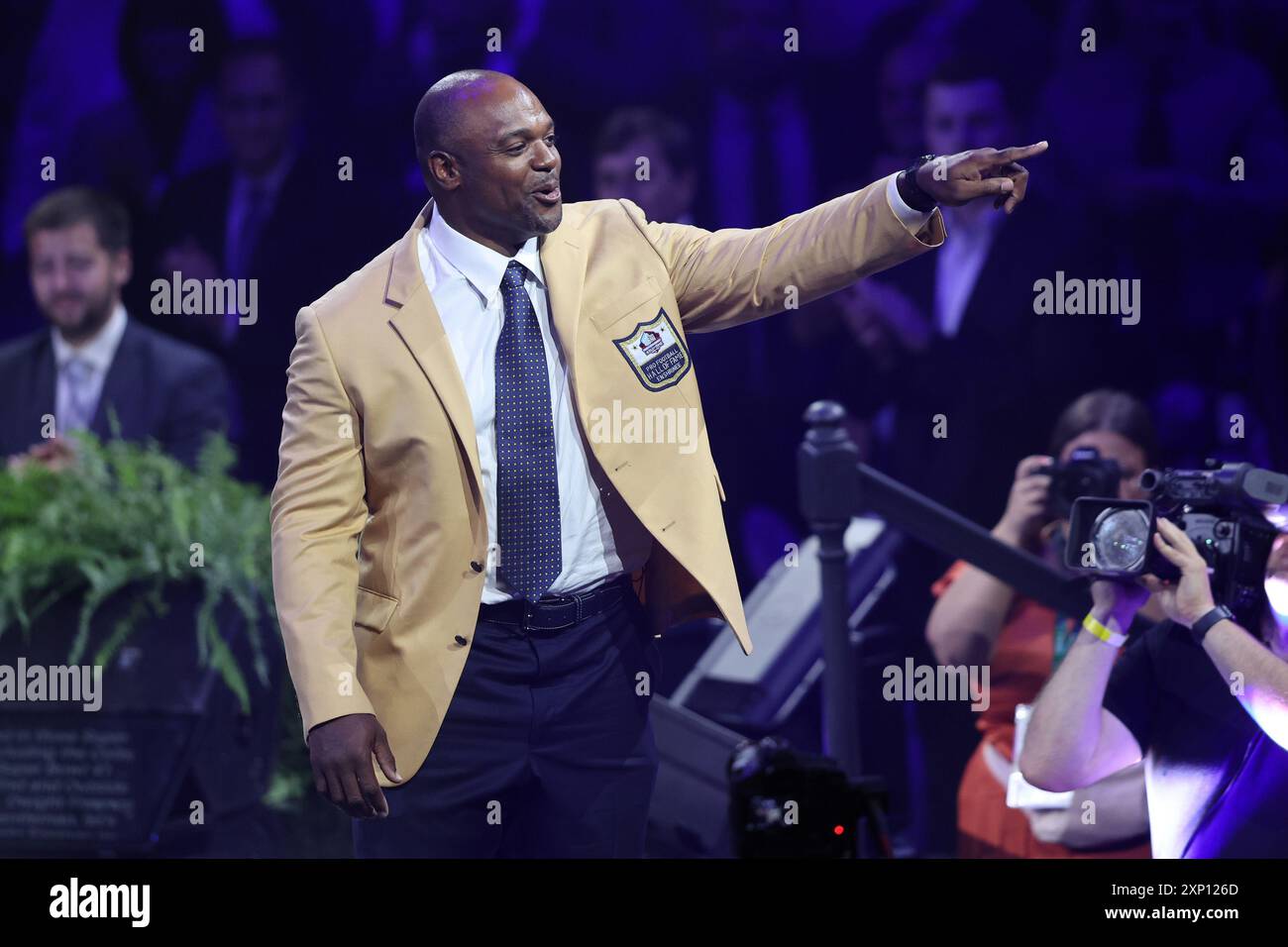 Canton, États-Unis. 02 août 2024. 2024 Pro Football Hall of Fame intronisé Dwight Freeney célèbre après avoir reçu sa veste d'or du célèbre Bruce Smith lors de la cérémonie de la veste d'or à Canton, Ohio, le vendredi 2 août 2024. Photo de Aaron Josefczyk/UPI crédit : UPI/Alamy Live News Banque D'Images