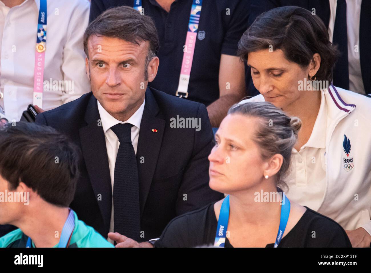 Saint Quentin en Yvelines, France. 02 août 2024. Le président français Emmanuel Macron avec la ministre française des Sports Amélie Oudea Castera, cyclisme BMX Racing, hommes lors des Jeux Olympiques Paris 2024 le 2 août 2024 au stade BMX de Saint-Quentin-en-Yvelines, France - photo Baptiste Autissier/Panoramic/DPPI Media Credit : DPPI Media/Alamy Live News Banque D'Images