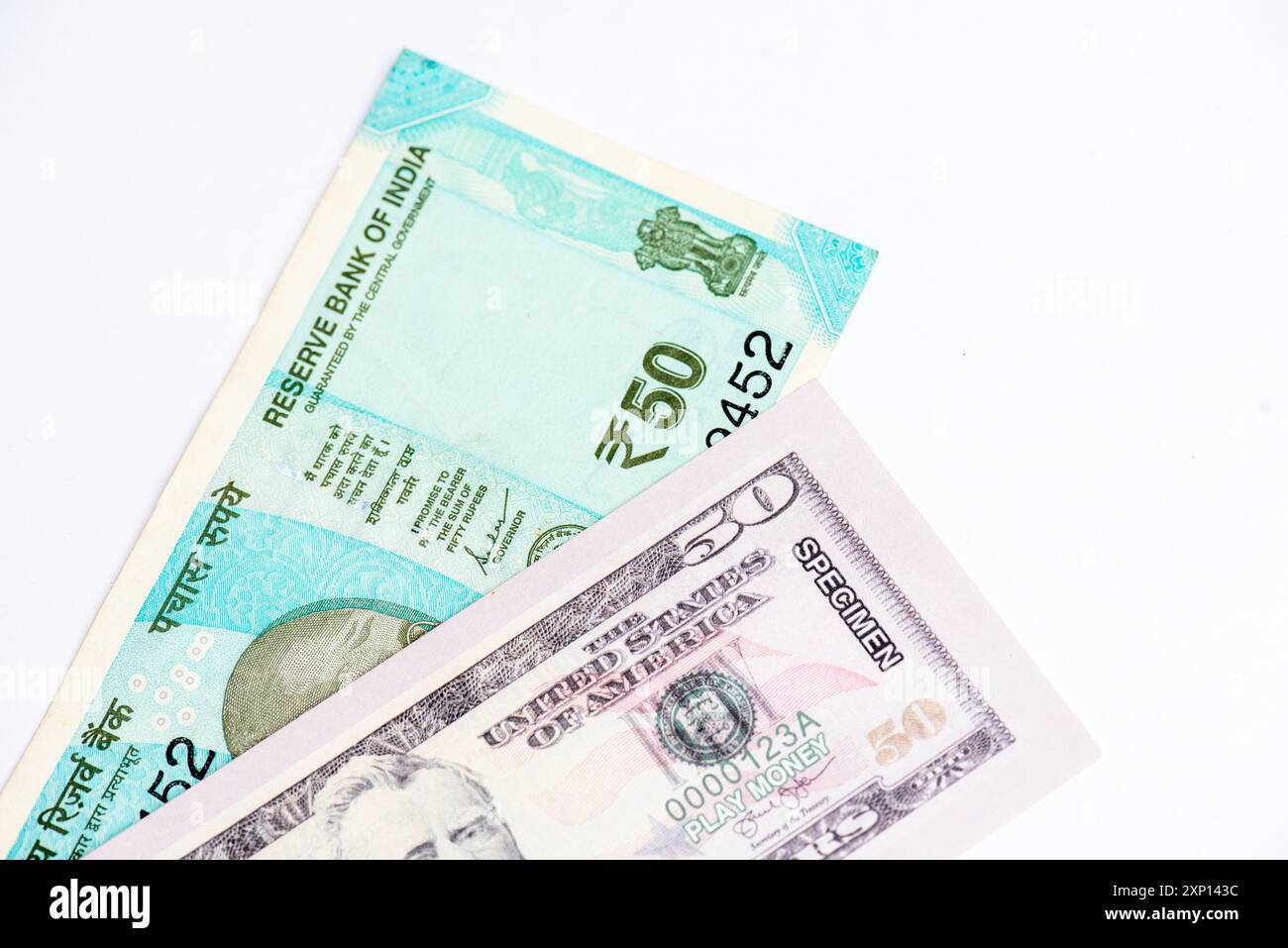 Dollar AMÉRICAIN et taux de change indien. Gros plan sur le dollar américain et le papier-monnaie indien. Banque D'Images