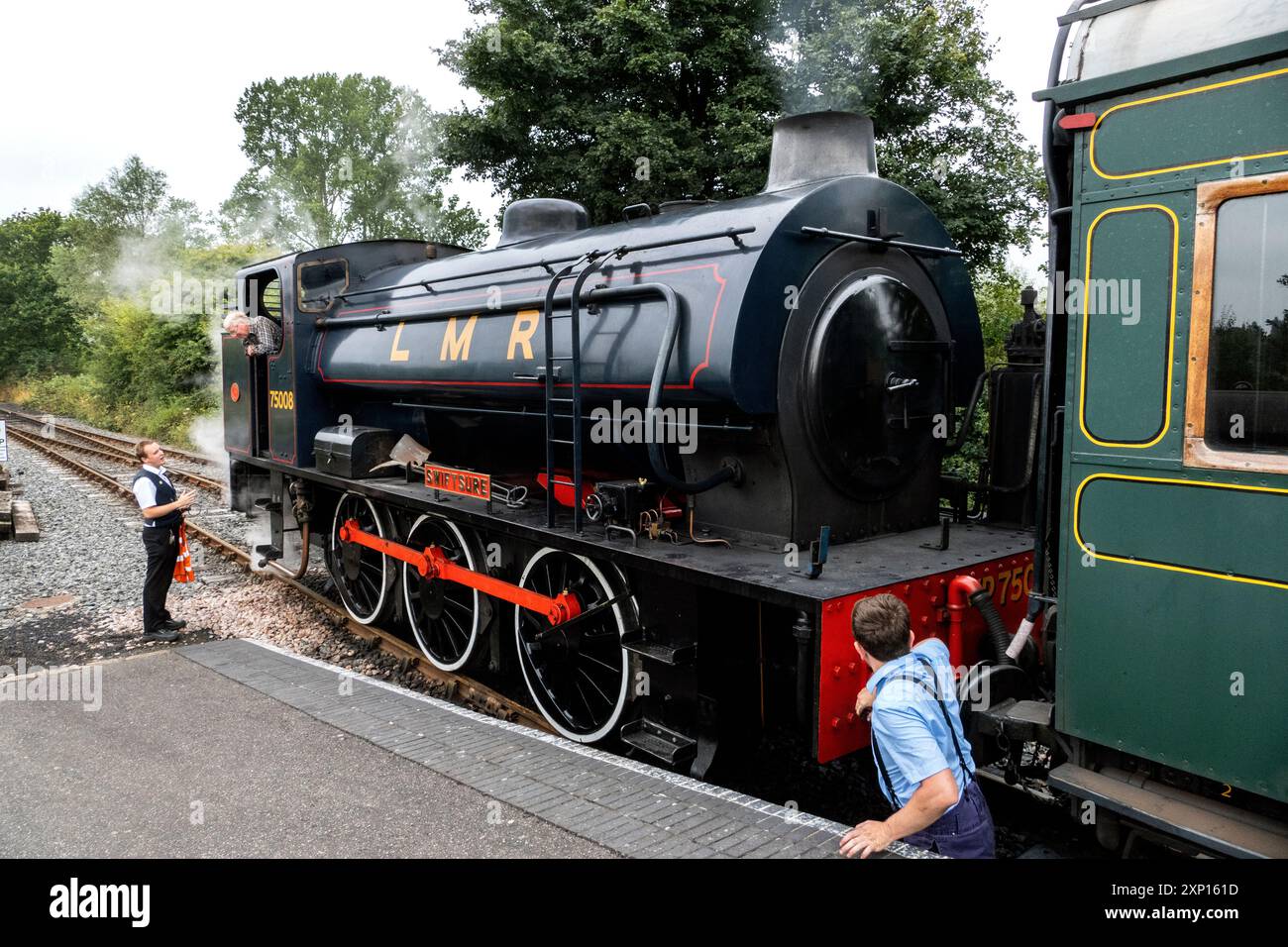 Moteur à vapeur 'Swiftsure' WD classe WD75008 travaillant sur le Kent and East Sussex Heritage Railway allant de Tenterden à Bodium Banque D'Images