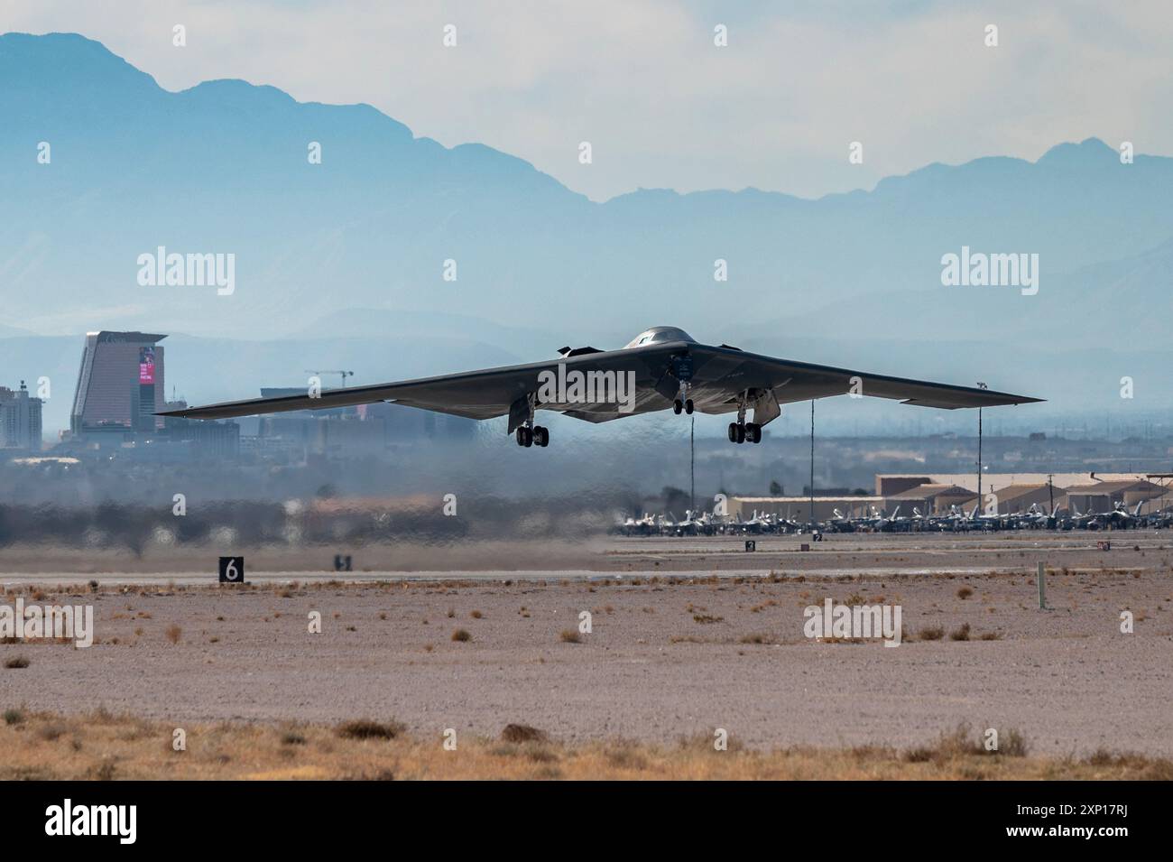 Un B-2 Spirit décolle pour la mission Red Flag-Nellis 24-1 à la base aérienne de Nellis, Nevada, 16 janvier 2024. Le drapeau rouge est une opportunité d'améliorer la région Banque D'Images