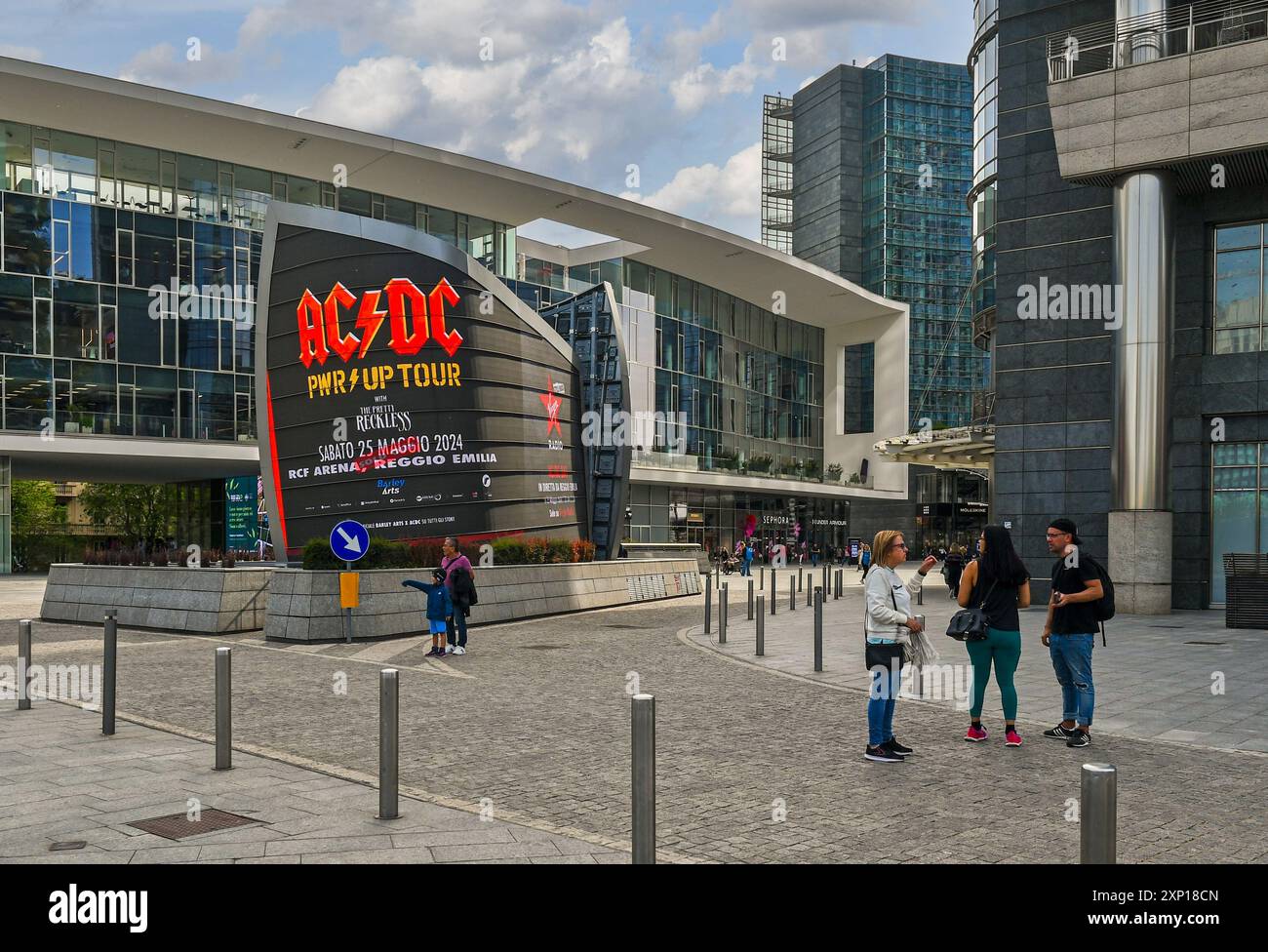 Piazza Gae Aulenti Square avec un panneau LED géant annonçant la nouvelle tournée du groupe de hard rock AC/DC, Milan, Lombardie, Italie Banque D'Images