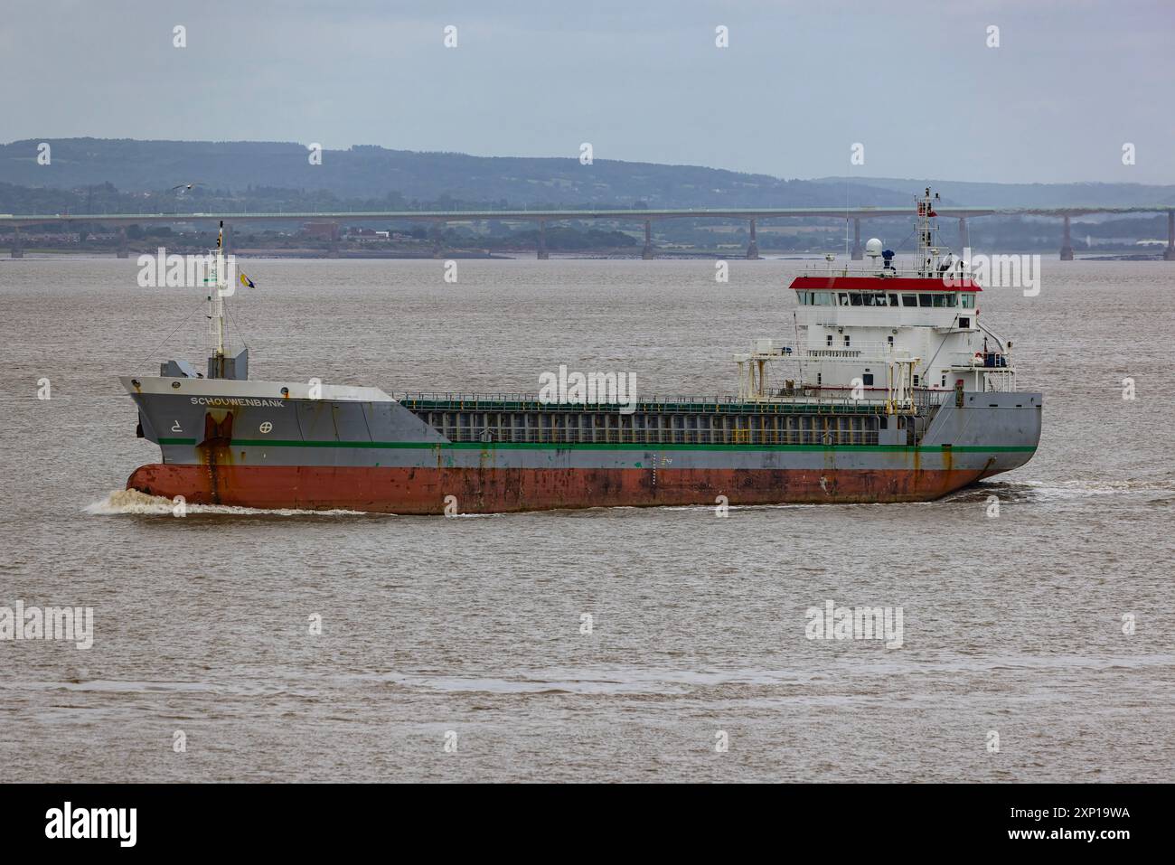 Navire de charge générale se dirigeant vers la mer Banque D'Images