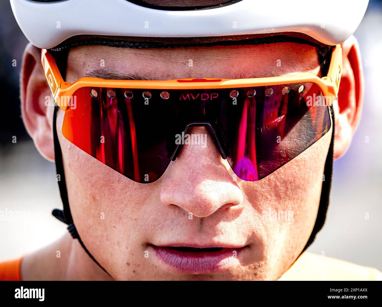 PARIS - le cycliste Mathieu van der Poel s'adresse à la presse devant la Tour Eiffel avant la course cycliste sur route des Jeux Olympiques. ANP REMKO DE WAAL Banque D'Images