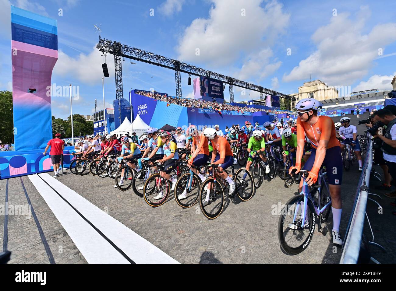 Paris, France. 03 août 2024. Le cycliste belge Wout van Aert, le cycliste belge Jasper Stuyven et le cycliste belge Remco Evenepoel photographiés au départ de la course masculine sur route aux Jeux Olympiques de Paris 2024, le samedi 03 août 2024 à Paris, France. Les Jeux de la XXXIIIe Olympiade se déroulent à Paris du 26 juillet au 11 août. La délégation belge compte 165 athlètes en compétition dans 21 sports. BELGA PHOTO DIRK WAEM crédit : Belga News Agency/Alamy Live News Banque D'Images