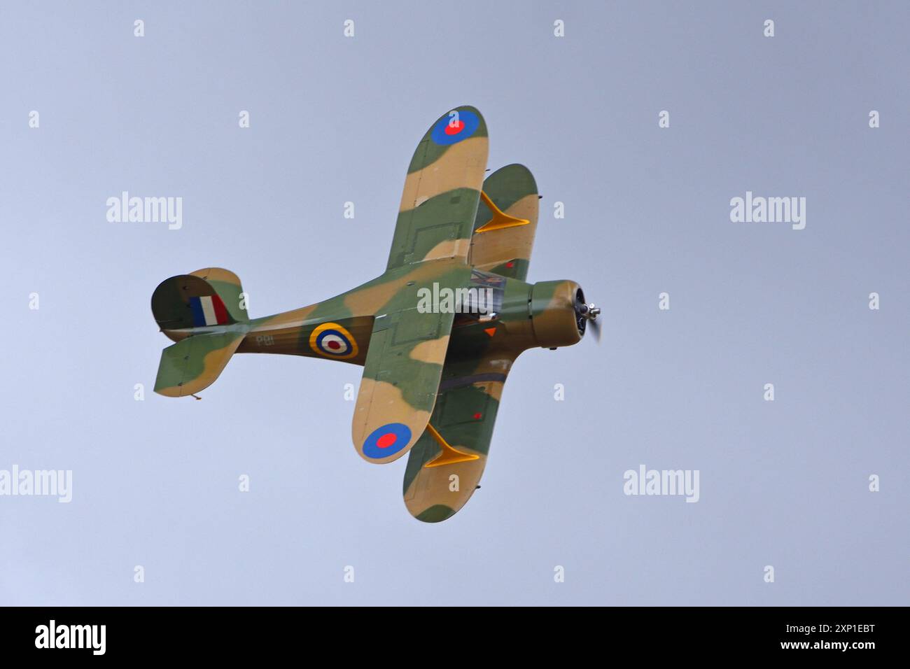 Vintage Beechcraft D17S Staggerwing biplan avion en vol. Banque D'Images