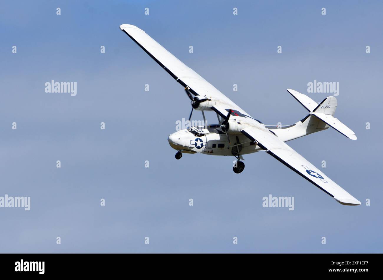 Vintage PBY-5A Catalina “Miss Pick Up” (G-PBYA) Flying Boat in Flight. Banque D'Images