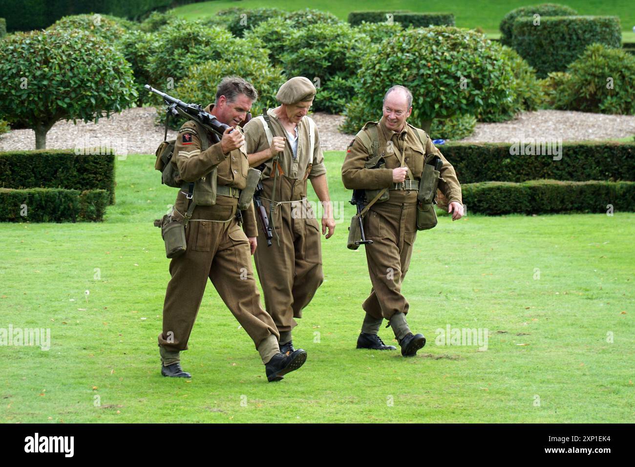 Trois hommes en uniforme britannique de la seconde Guerre mondiale marchant. Banque D'Images