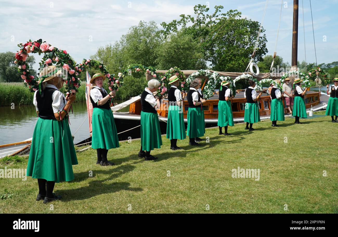 Danseurs Lady Morris jouant au bord de la rivière. Banque D'Images