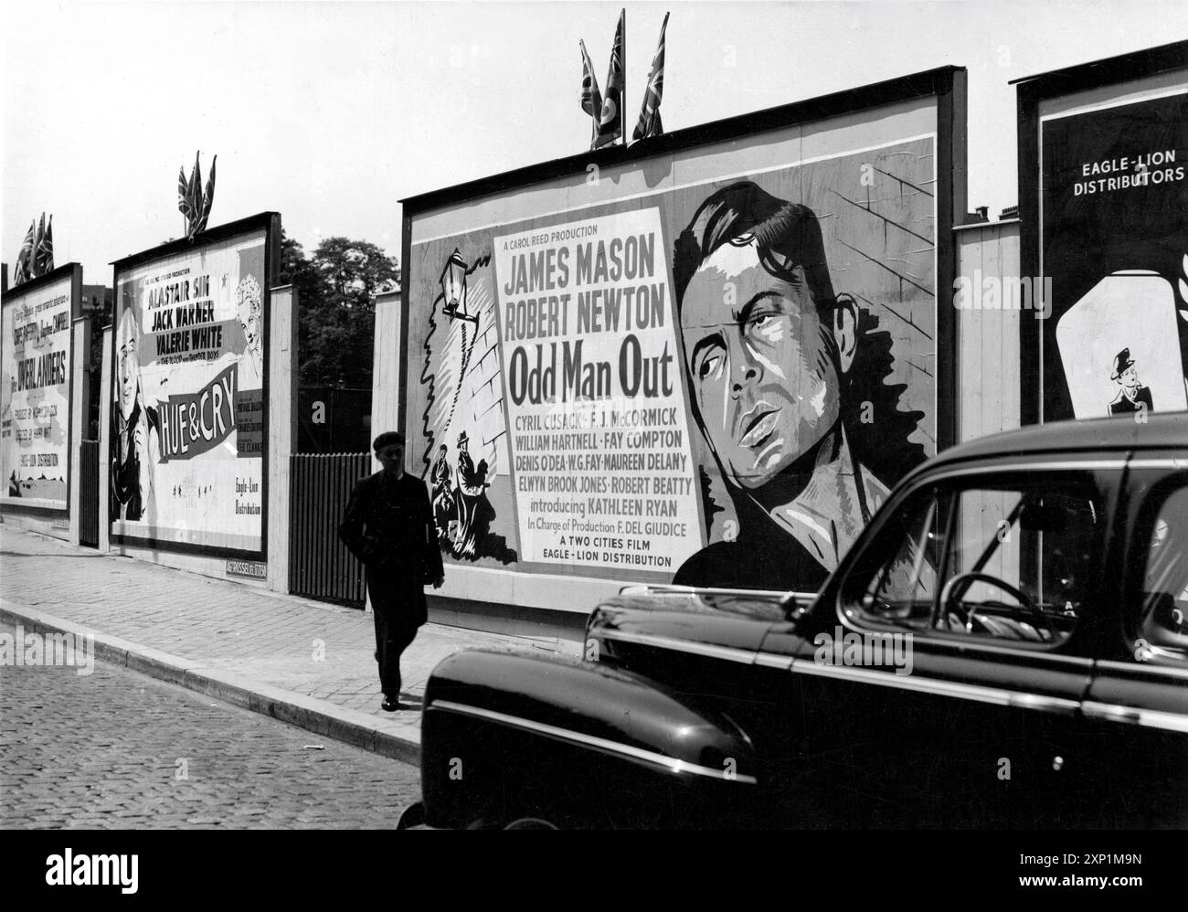 Street in Bruxelles / Bruxelles, Belgique affichage de grandes affiches de films pour les films britanniques THE OVERLANDERS (1946) HUE AND CRY (1947) ODD MAN OUT (1947) et (partiellement visible) GRANDES ATTENTES (1946) lors du Festival mondial du film et des Beaux Arts au Palais des Beaux Arts du 1er au 30 juin 1947 Banque D'Images