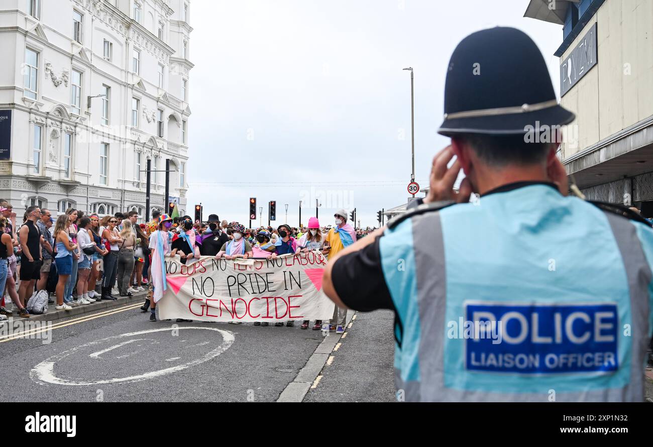 Brighton UK 3 août 2024 - Une manifestation Pro Palestine se joint au front de cette année Brighton & Hove Pride Parade lors d'une journée bluffante dans le Sud . Des milliers de personnes devraient participer au plus grand événement de la fierté du Royaume-Uni avec pour thème cette année LA JOIE – célébrer la vie , l'esprit et la résilience : crédit Simon Dack / Alamy Live News Banque D'Images