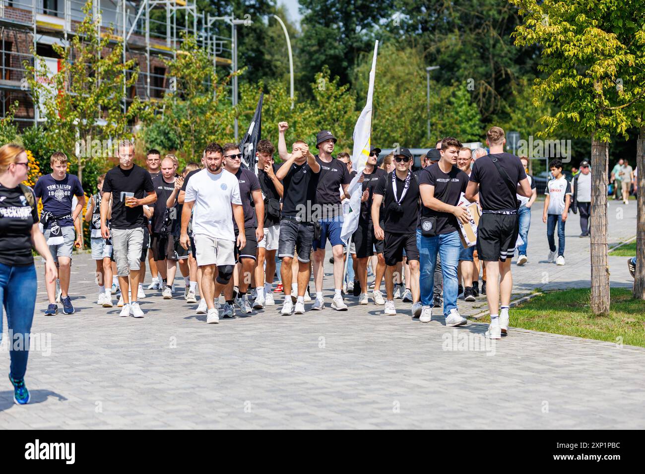 Fanmarsch der fans des SC Verl vor dem Spiel GER, SC Verl vs. SV Wehen Wiesbaden, Fussball, 3. Liga, Spielzeit 2024/2025, 03.08.2024 le Règlement DFL interdit toute utilisation de photographes comme séquences d'images et/ou quasi-vidéo. Foto : Eibner-Pressefoto / Jan Strohdiek Banque D'Images