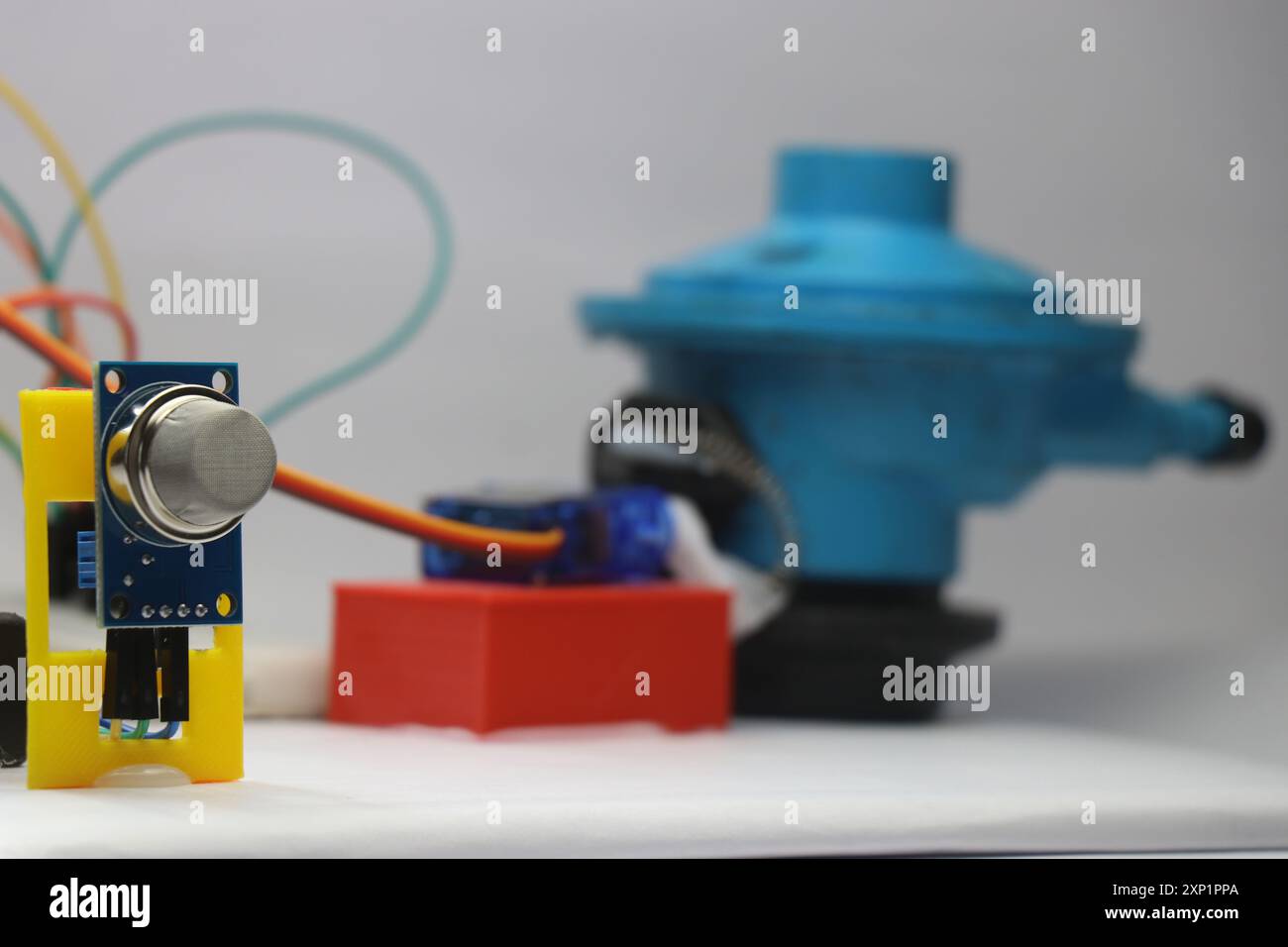 Projet électronique prototype d'un capteur de gaz contrôlant le régulateur de gaz à l'aide d'un servo en arrière-plan montre le concept de sécurité Banque D'Images