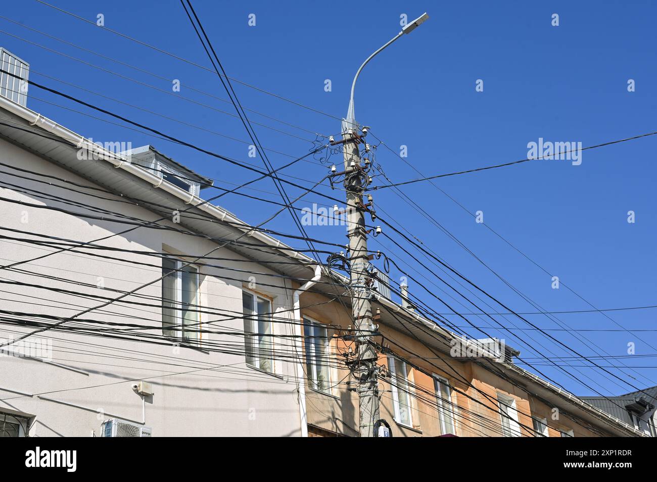 câbles et fils sur un poteau électrique. chaos Banque D'Images