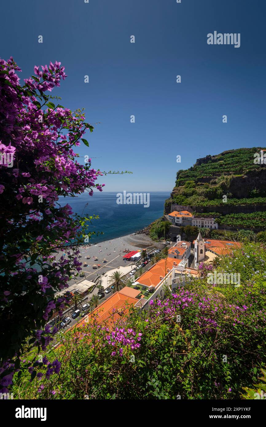 Vue de la ville balnéaire de ponta do sol à madère portugal Banque D'Images