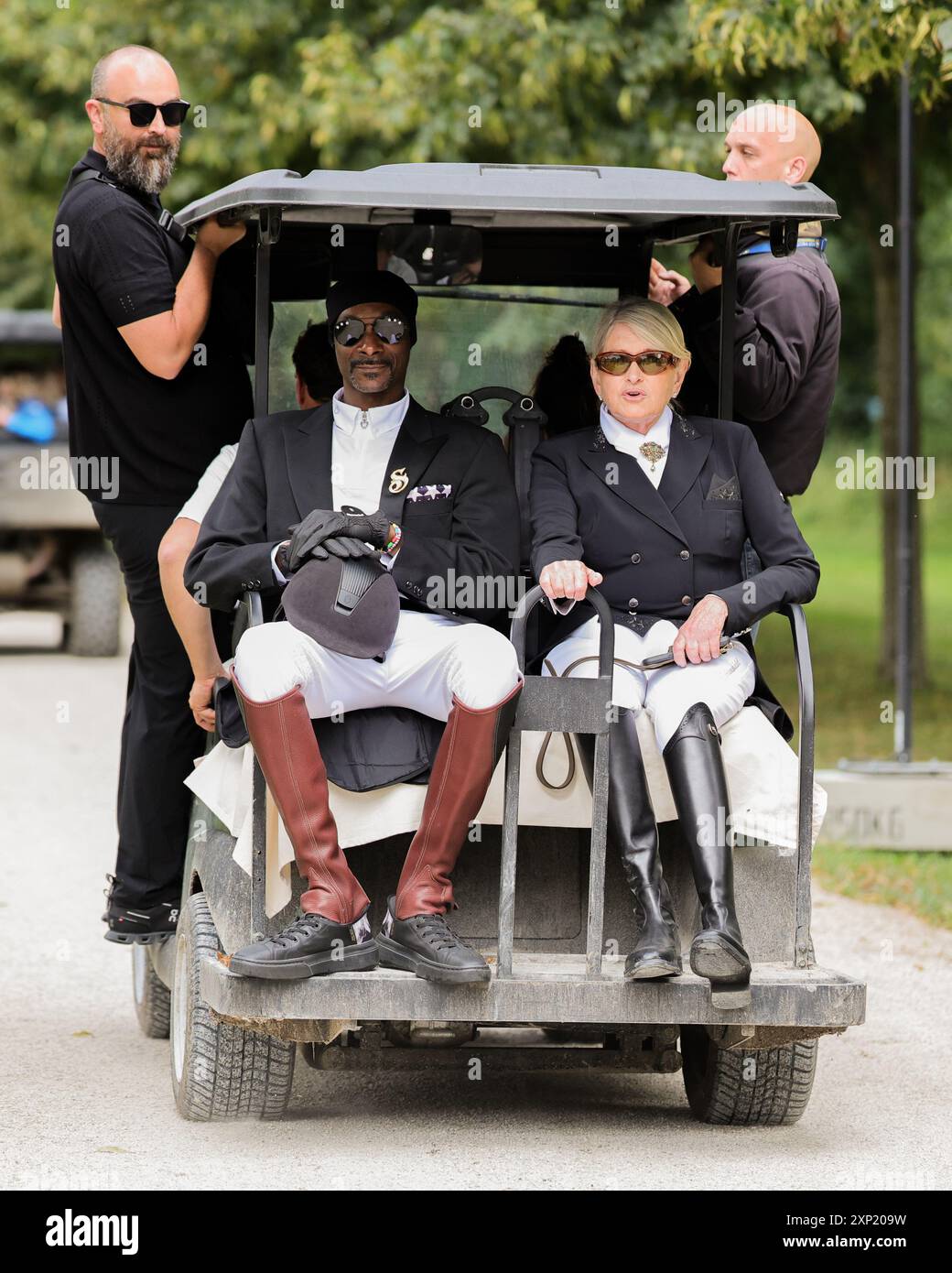 Versailles, France. 03 août 2024. Jeux olympiques, Paris 2024, sport équestre, dressage, équipe, enfin, le rappeur américain Snoop Dogg monte sur une voiturette de golf. Crédit : Rolf Vennenbernd/dpa/Alamy Live News Banque D'Images