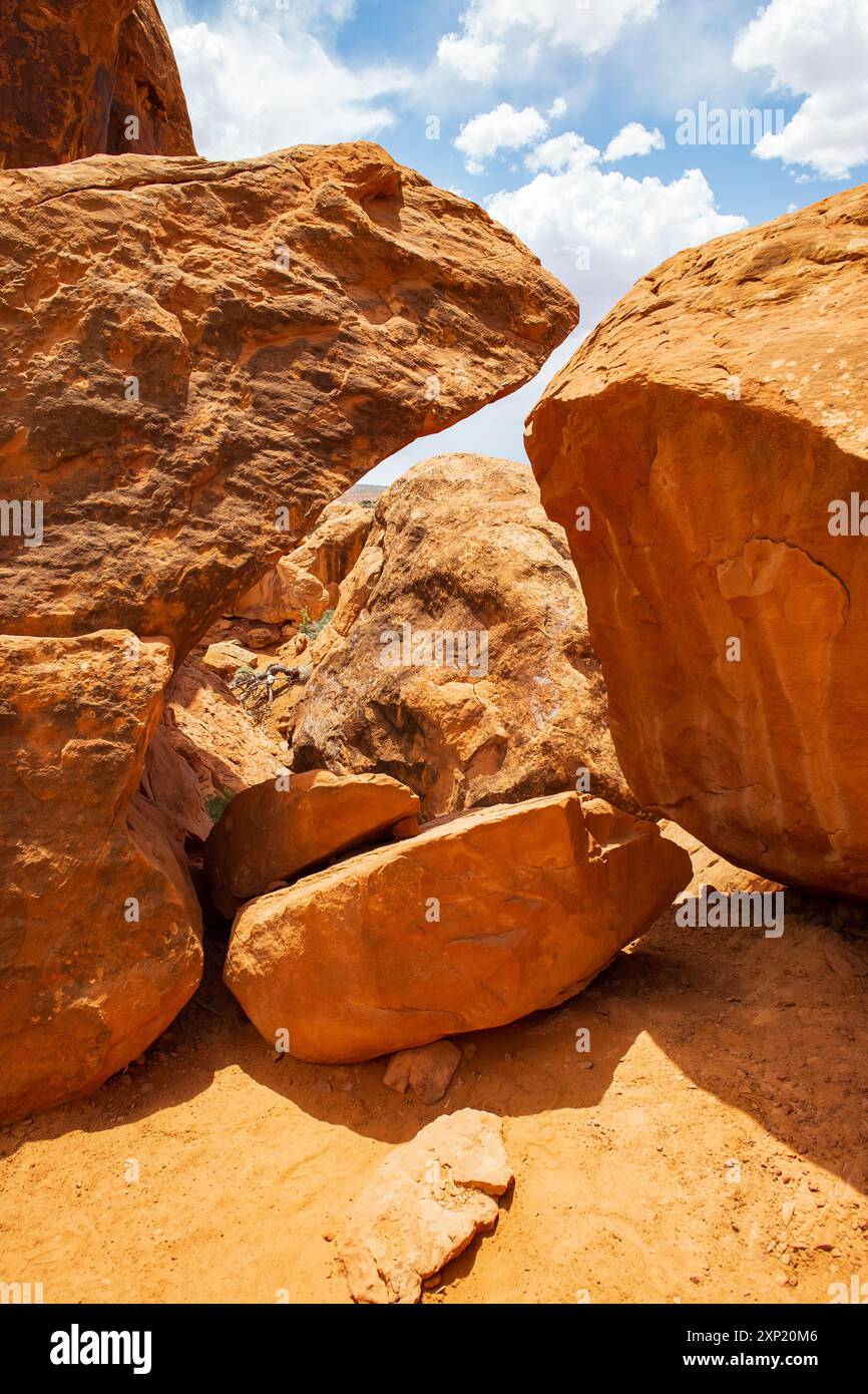 De grands rochers se trouvent sur le Fiery Furnace Trail dans le parc national d'Arches près de Moab, Utah. Banque D'Images