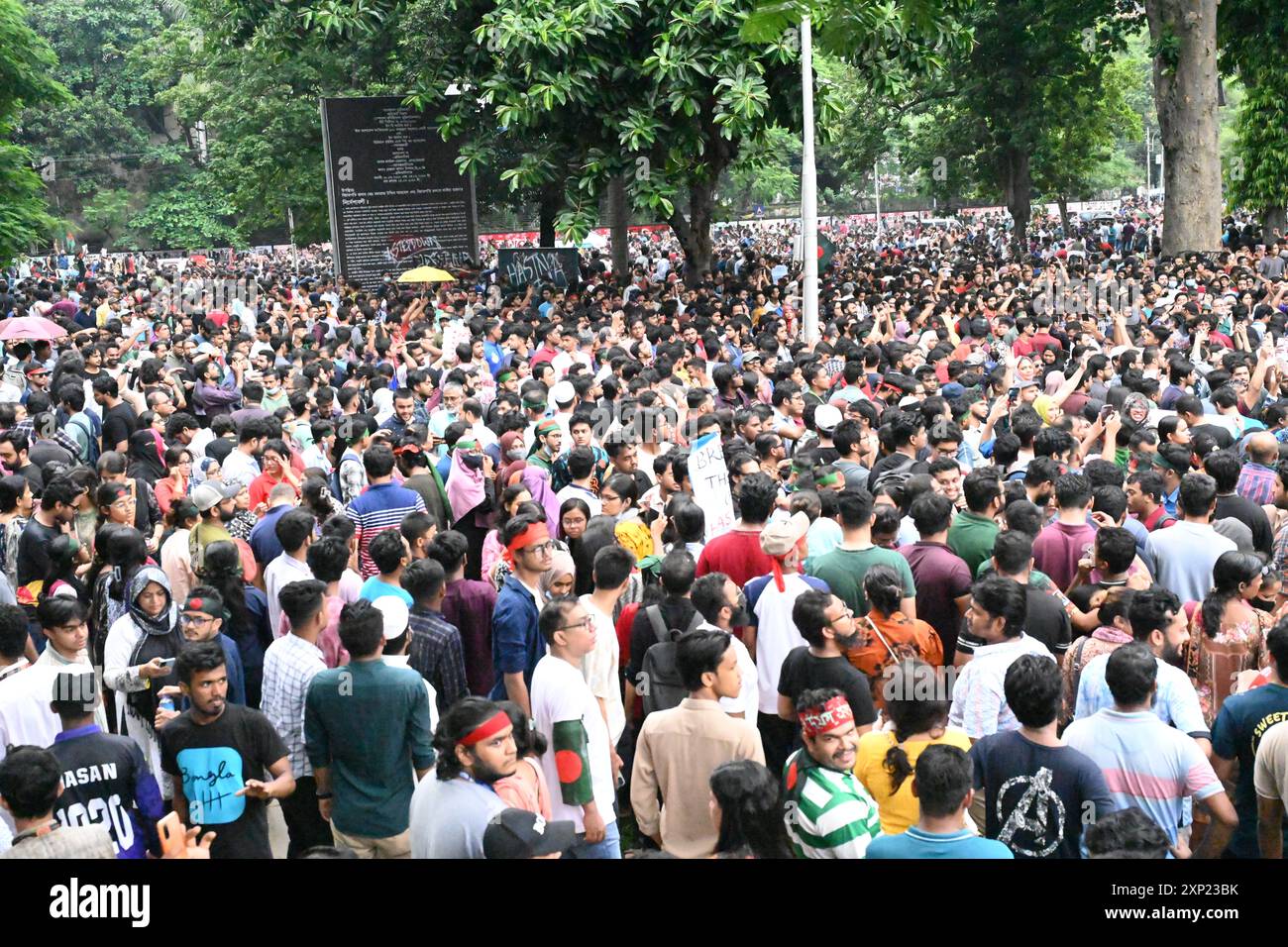 Des milliers d'étudiants et de personnes crient des slogans lors d'un rassemblement de protestation pour réclamer justice pour les victimes arrêtées et tuées lors des récentes violences nationales sur les quotas d'emploi, à Central Shaheed Minar à Dhaka, au Bangladesh, le 3 août 2024. Les leaders étudiants ont rallié les Bangladais le 3 août pour une campagne nationale de désobéissance civile alors que le gouvernement du premier ministre Sheikh Hasina a résisté à une réaction de plus en plus violente à la suite d'une répression policière meurtrière contre les manifestants. Banque D'Images