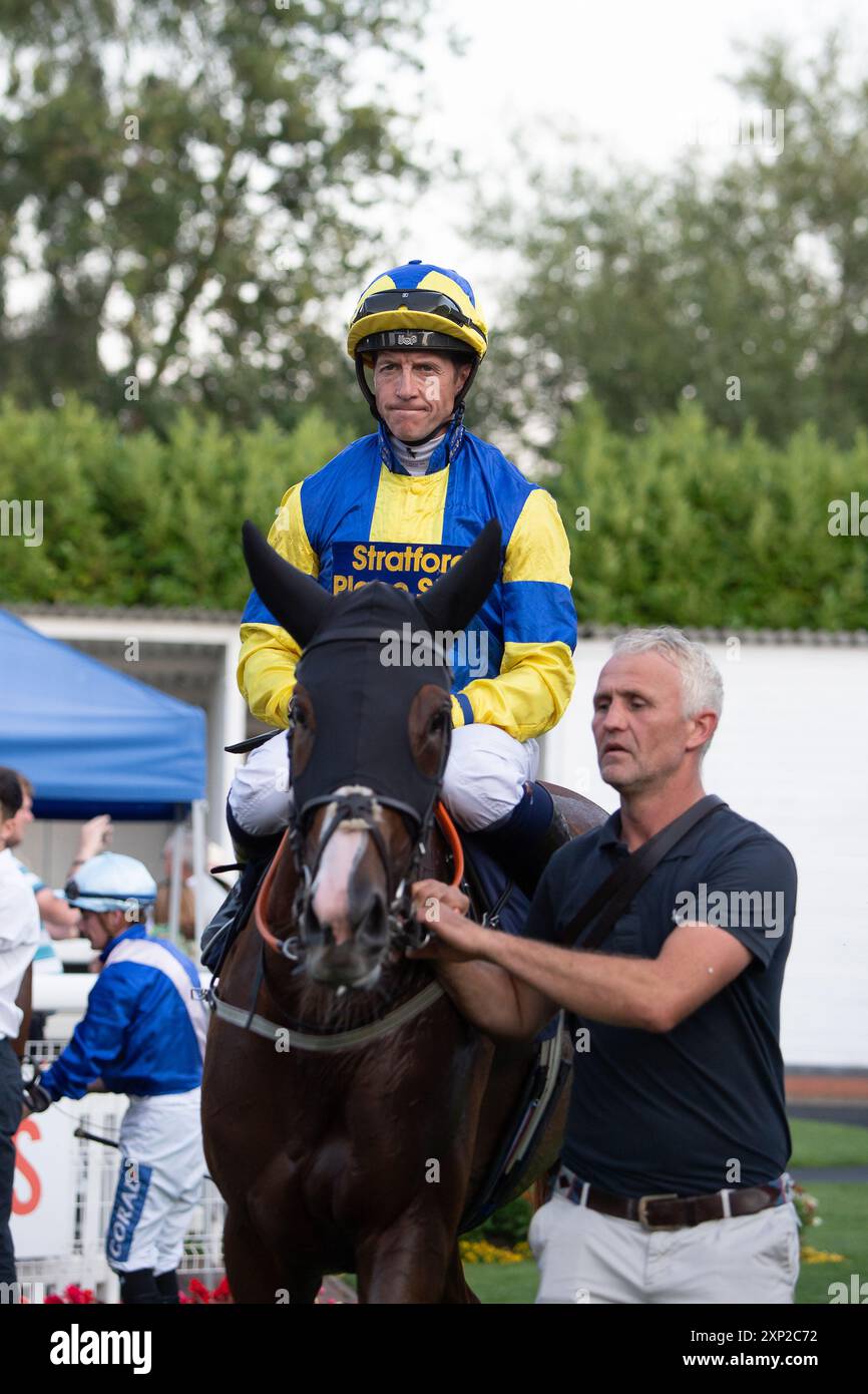 Windsor, Berkshire, Royaume-Uni. 29 juillet 2024. Horse Atlantis Blue monté par le jockey Jim Crowley gagne dans la course Télécharger l'application Fitzdares maintenant Fillies' handicap Stakes (classe 5) à Royal Windsor Racecourse lors de la soirée avec Queen race Meeting à Windsor, Berkshire. Propriétaire Carson, Frost, Warnock, Wright. Entraîneur George Baker, Chiddingfold, éleveur Minster Stud, commanditaire Stratford place Stud Crédit : Maureen McLean/Alamy Banque D'Images