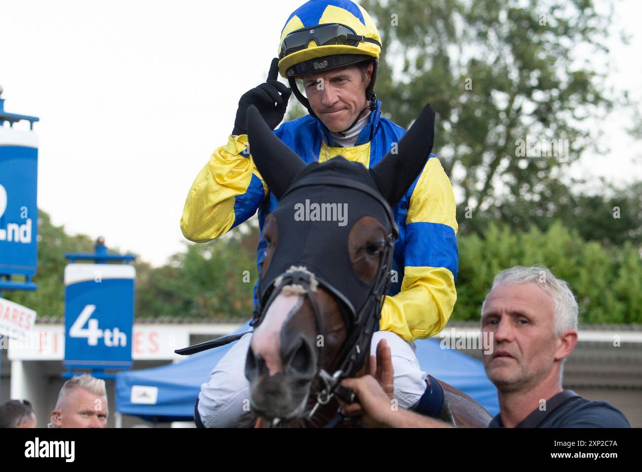 Windsor, Berkshire, Royaume-Uni. 29 juillet 2024. Horse Atlantis Blue monté par le jockey Jim Crowley gagne dans la course Télécharger l'application Fitzdares maintenant Fillies' handicap Stakes (classe 5) à Royal Windsor Racecourse lors de la soirée avec Queen race Meeting à Windsor, Berkshire. Propriétaire Carson, Frost, Warnock, Wright. Entraîneur George Baker, Chiddingfold, éleveur Minster Stud, commanditaire Stratford place Stud Crédit : Maureen McLean/Alamy Banque D'Images