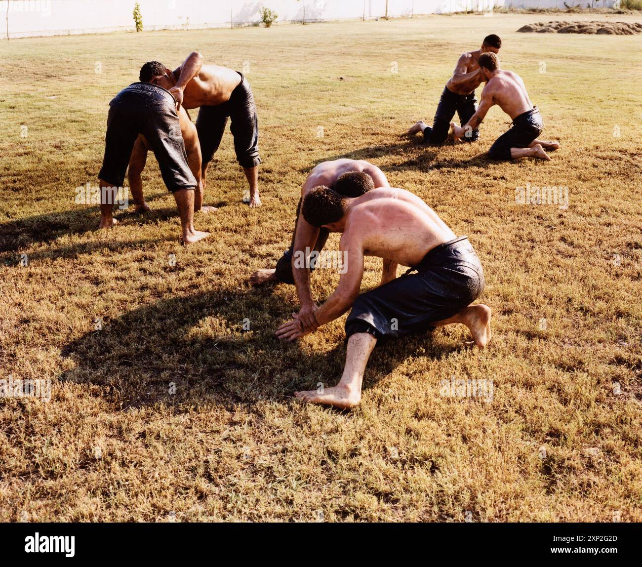 Entraînement à la lutte pétrolière à Antalya, Turquie, avec pehlivans luttant sur l'herbe. Ce sport traditionnel exige force et agilité. Banque D'Images