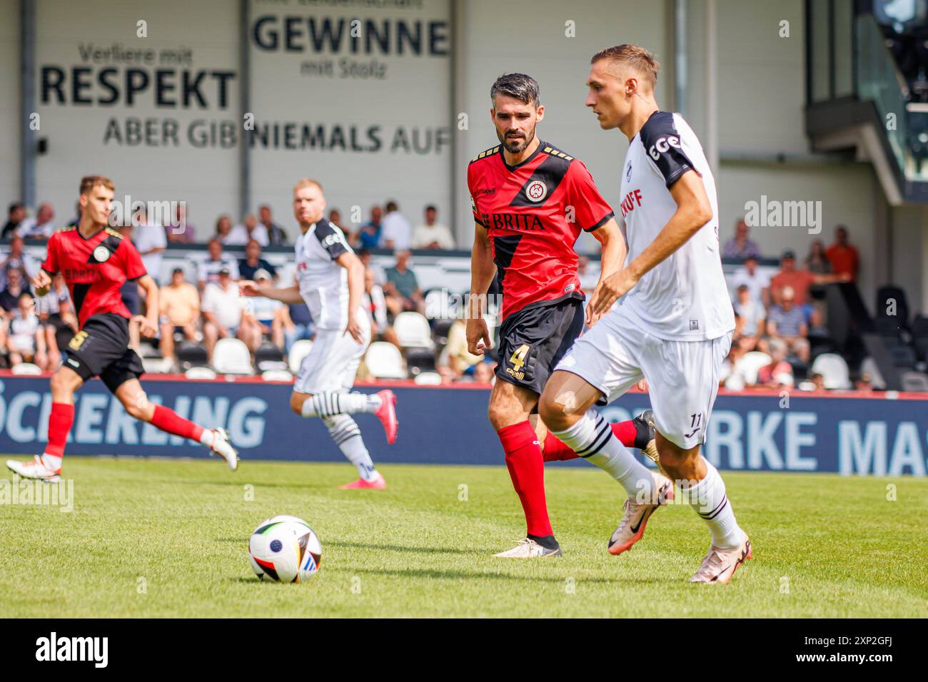 V.L. Sascha Mockenhaupt (SV Wehen Wiesbaden, #04), Dominik Steczyk (SC Verl, #11) GER, SC Verl v. SV Wehen Wiesbaden, Fussball, 3. Liga, 1. Spieltag, Spielzeit 2024/2025, 03.08.2024 le Règlement DFL interdit toute utilisation de photographes comme séquences d'images et/ou quasi-vidéo. Foto : Eibner-Pressefoto / Jan Strohdiek Banque D'Images