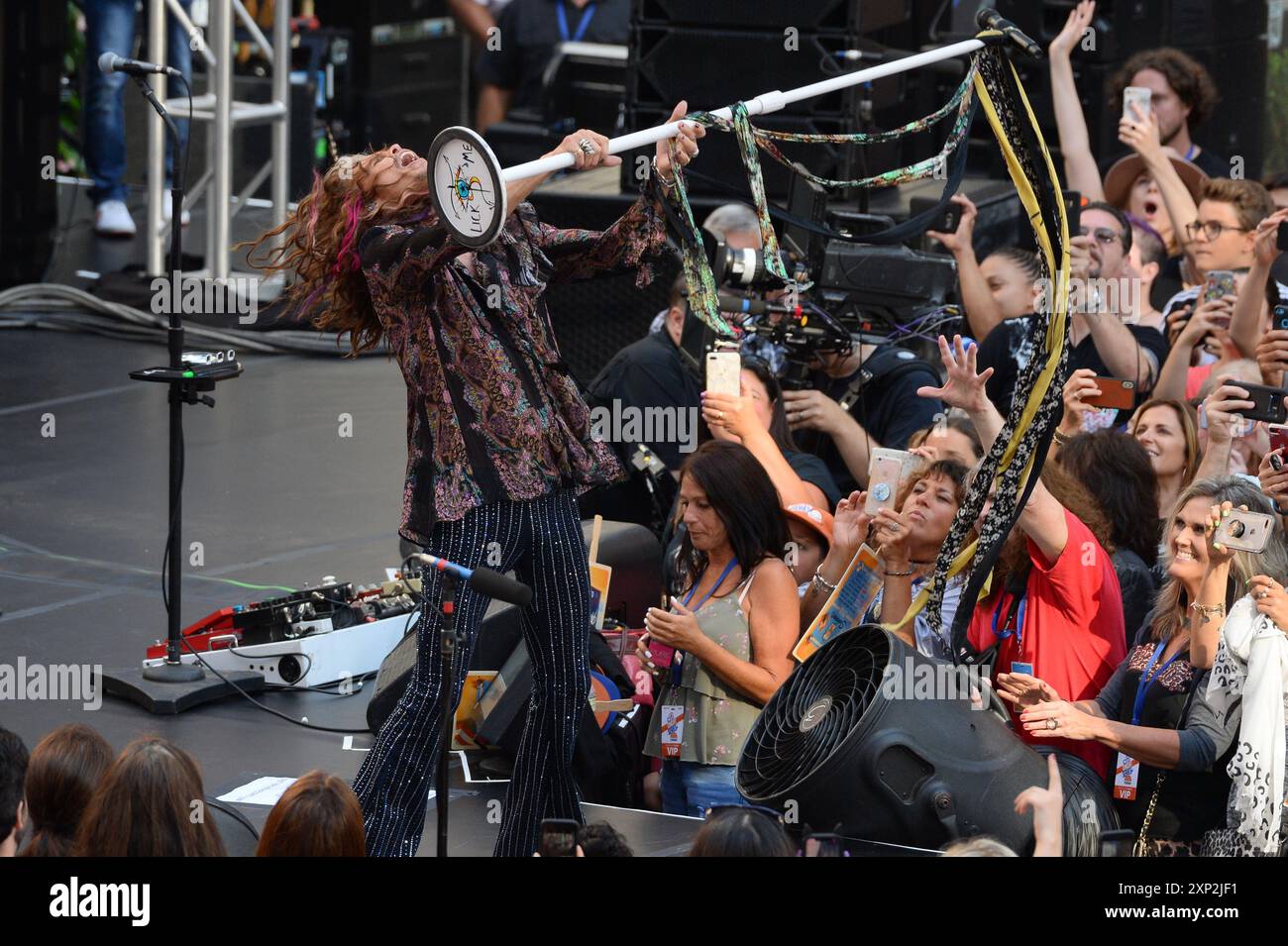 Steven Tyler d'Aerosmith lors de leur performance au Today Show de NBC au Rockefeller Plaza le 15 août 2018 à New York. Banque D'Images