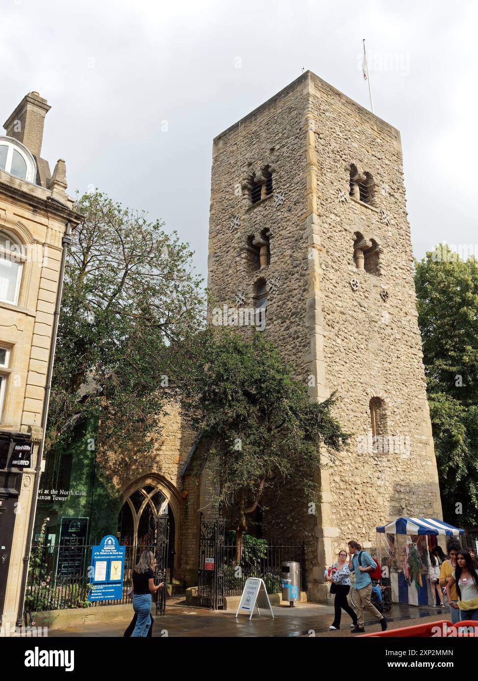 Vue en regardant vers le haut de la Saxon Tower of St Michael à la porte nord de Cornmarket Street à Oxford Banque D'Images