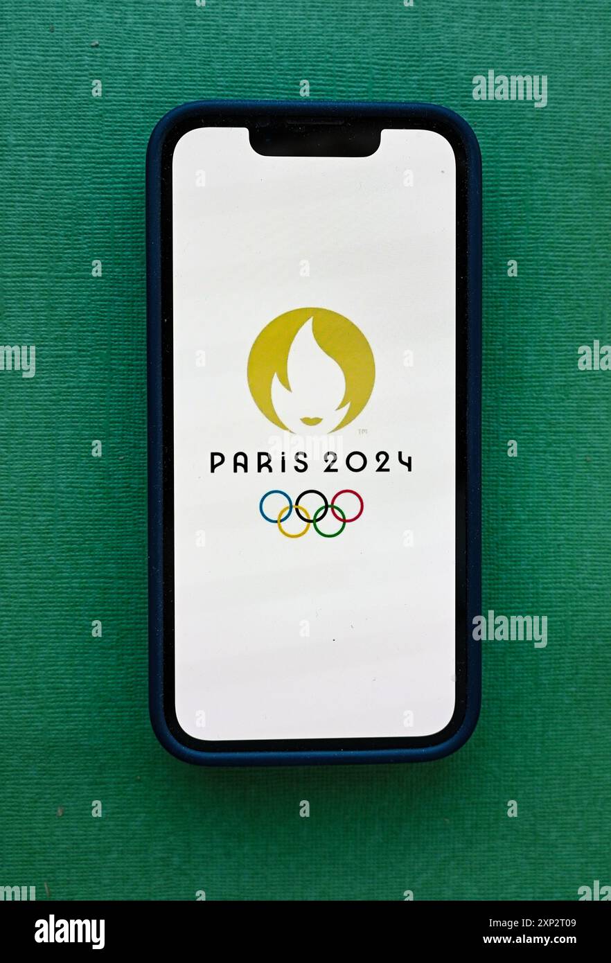 23 juillet 2024, Paris, France. Le logo des Jeux olympiques d'été de 2024 sur l'écran du téléphone portable. Banque D'Images