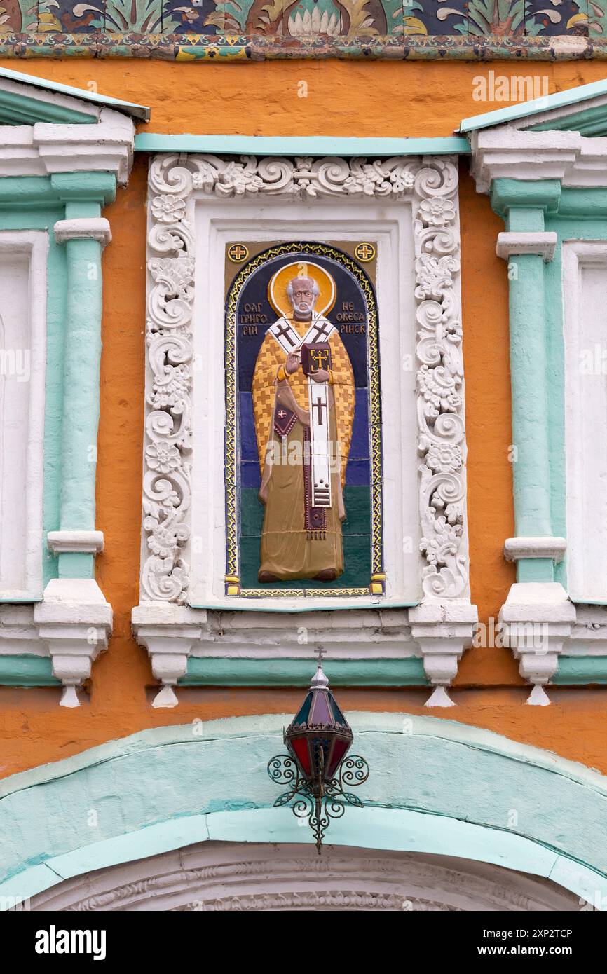 Icône en céramique, détail de l'église de Grégoire Thaumaturgus (Grégoire le Miracle-ouvrier ou Grégoire de Néocaesarea) à Moscou, Russie Banque D'Images