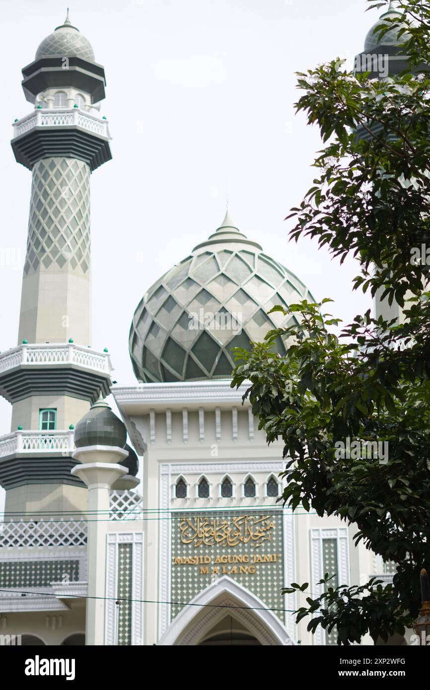 La Grande Mosquée Jami' en face de la place de la ville de Malang Banque D'Images