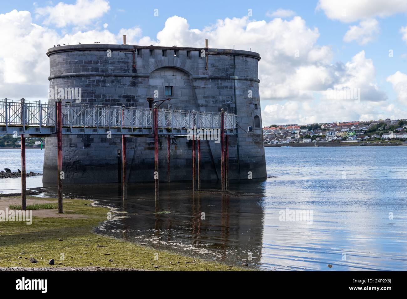 Une des tours Martello dans le quai de Pembroke vue à marée basse, prise le 7 juillet 2024. Banque D'Images