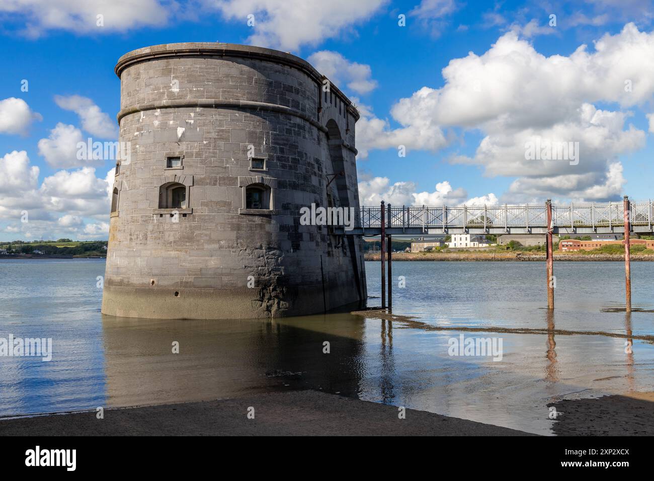 L'eau calme montre les belles couleurs de Martello dans la ville de Pembrokeshire de Pembroke Dock, prise le 7 juillet 2024. Banque D'Images