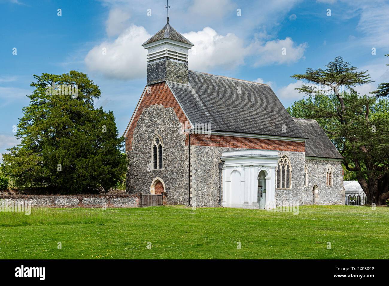 Église anglicane St Botolph du XIVe siècle dans le parc du château de Lullingstone à Eynsford, Kent. Maison de la famille Hart Dyke. Banque D'Images